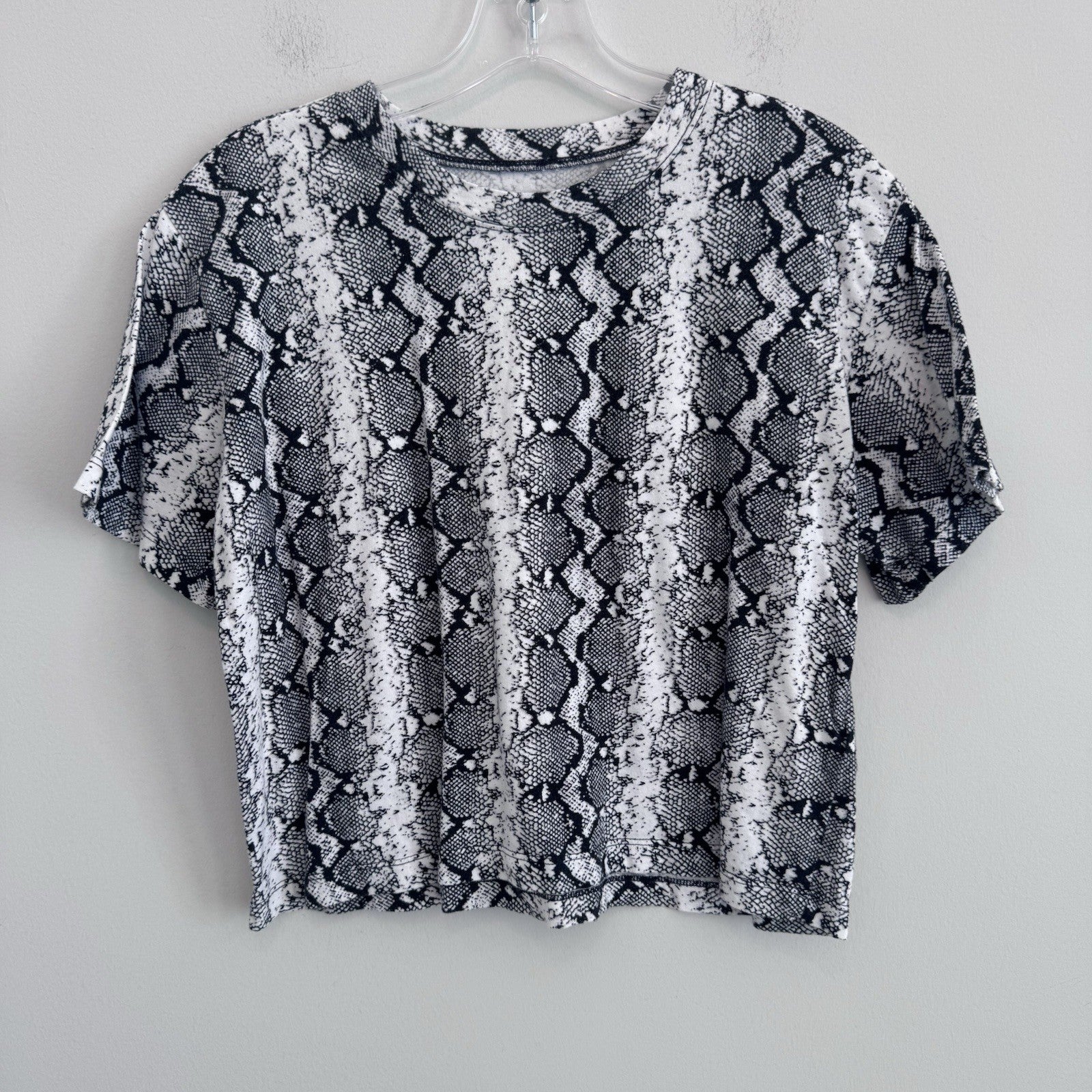 Hollister Snake Print Crop Tee Womens Small Black White Short Sleeve Top