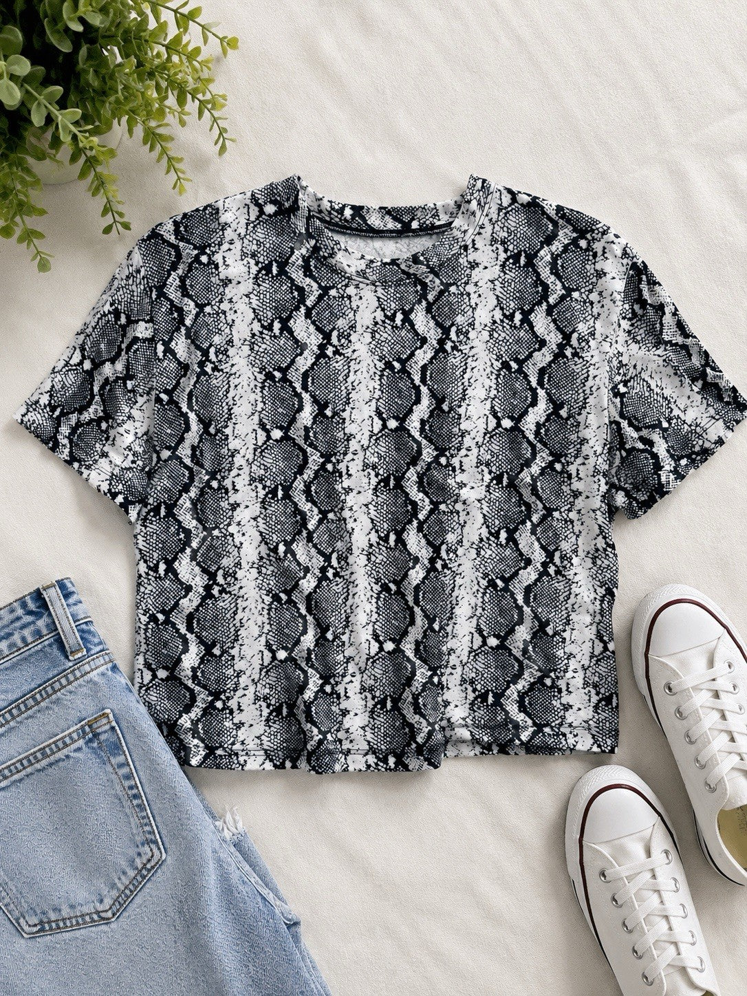 Hollister Snake Print Crop Tee Womens Small Black White Short Sleeve Top