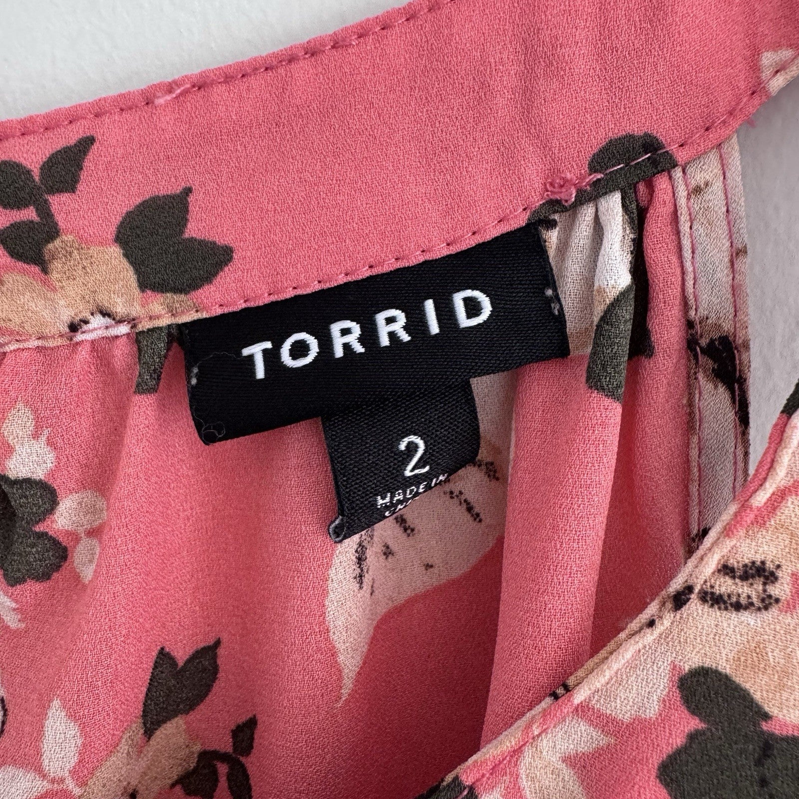 Torrid Floral Sleeveless Blouse Size 2 Pink High Neck Keyhole