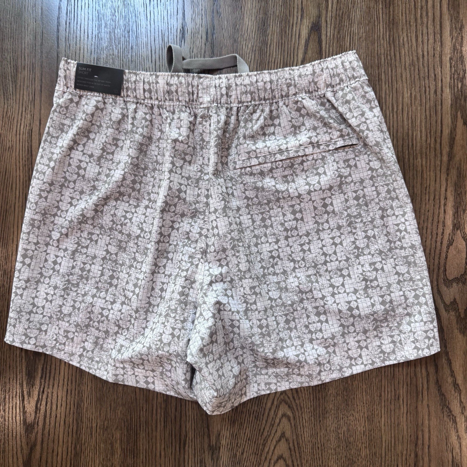 VRST Men’s Slim Fit 5” Resort Shorts Size S Gray Geo Print Swim Lined Zippered