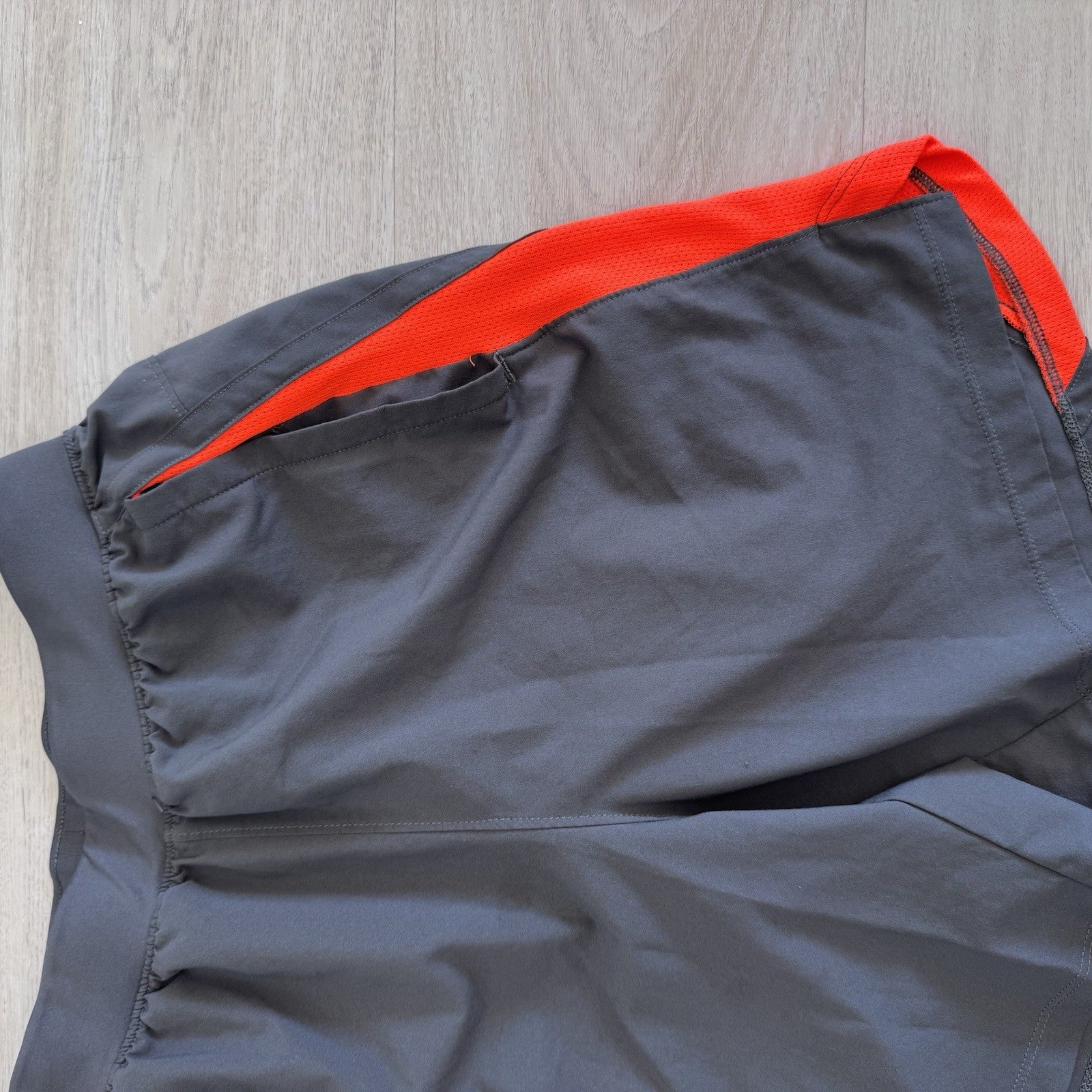 Under Armour Mens HeatGear Shorts Size Small Black Red Liner Cut