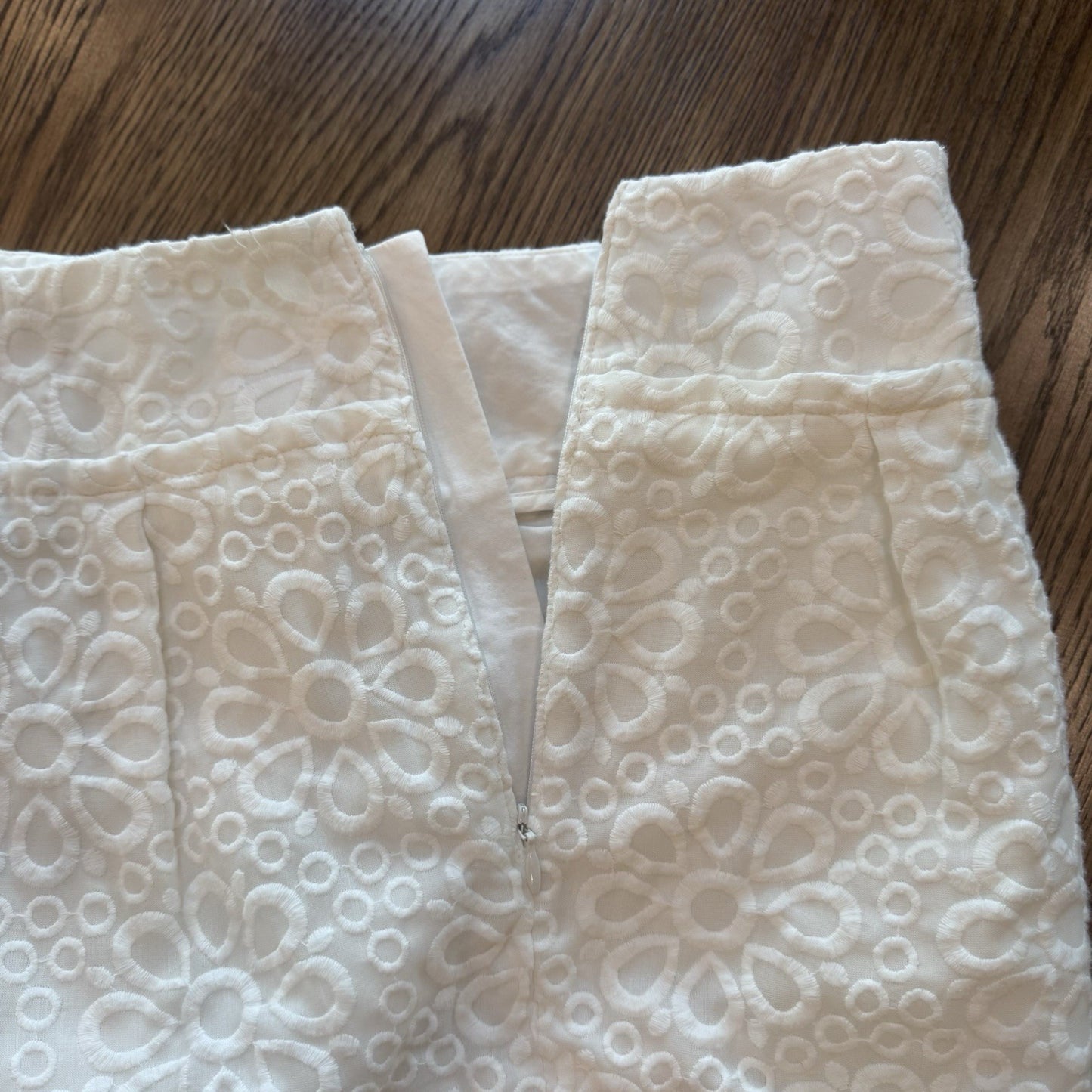 LOFT White Floral Eyelet Skirt Size 4 Cotton Lined Back Zip Embroidered Lace