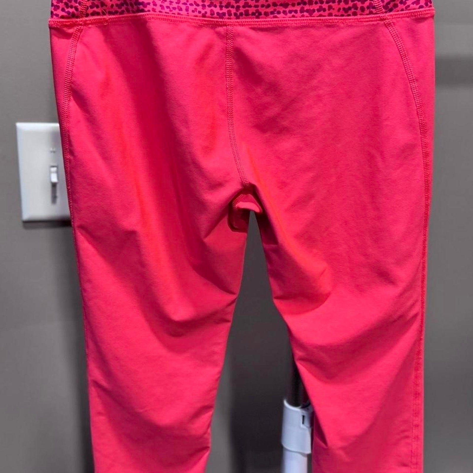Under Armour Fluorescent Pink Medium Mid-Rise Leggings Fitted Small