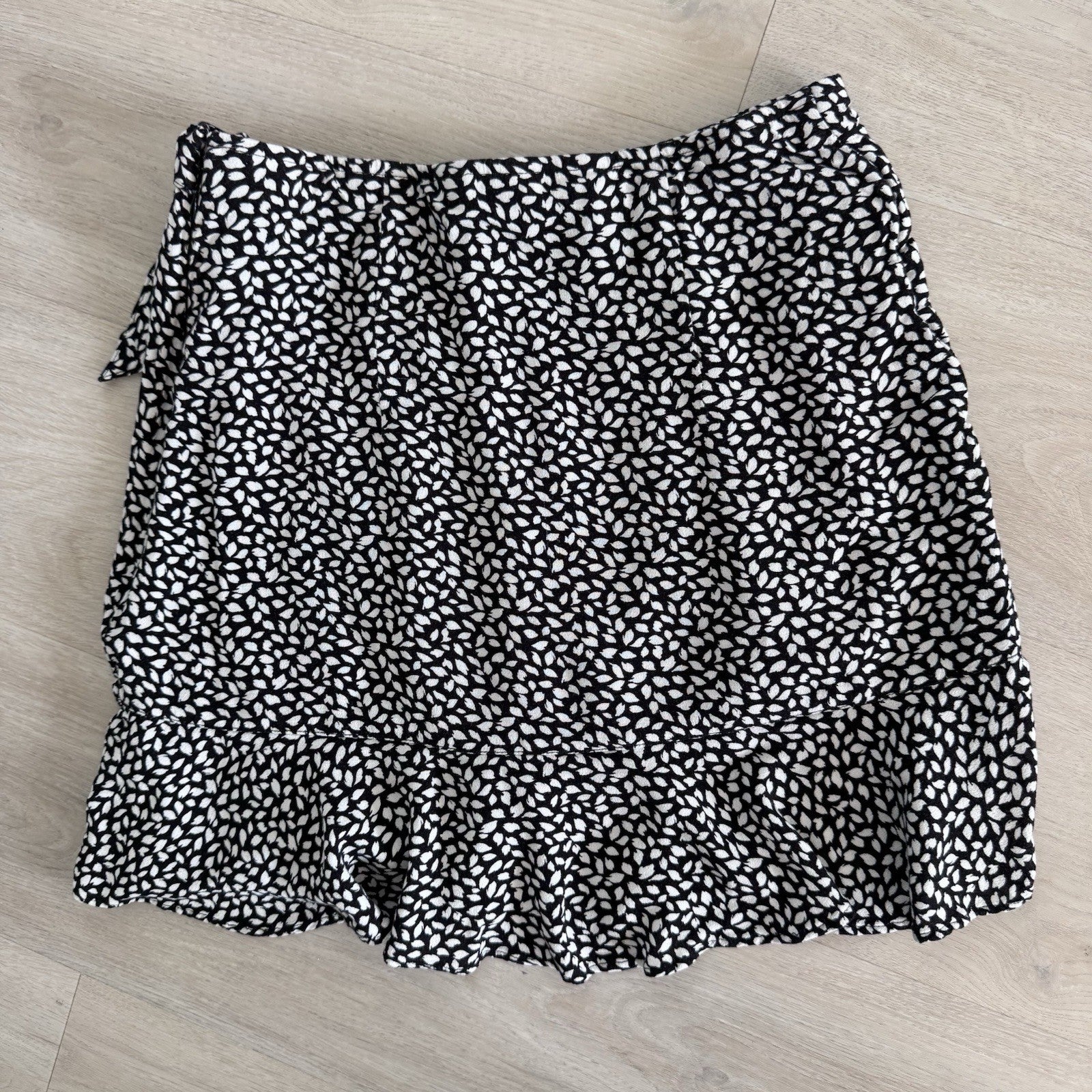Abercrombie Fitch Wrap Skirt M Black White Floral Y2K Ruffle Hem
