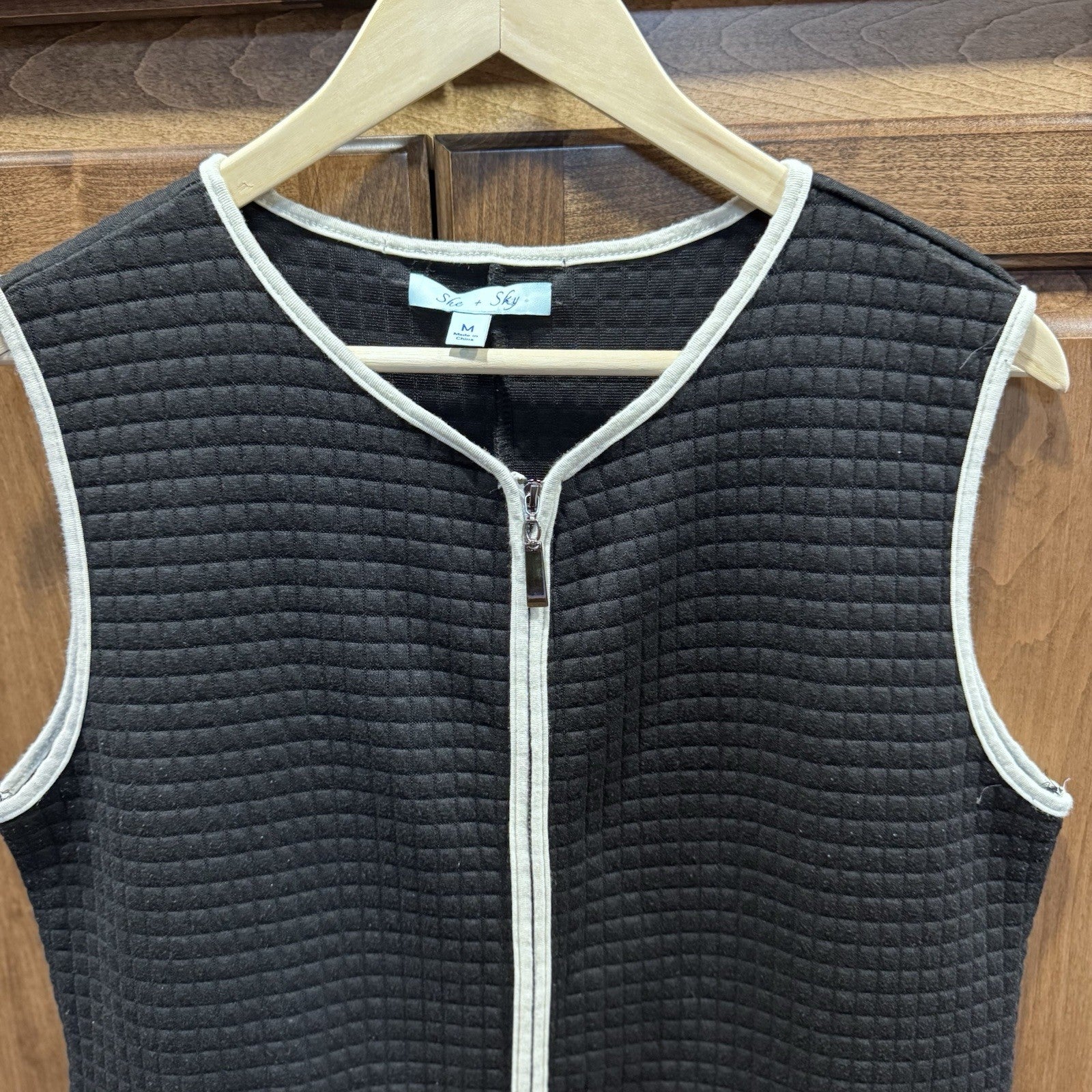 She + Sky Quilted Zip Front Vest Black White Trim Sleeveless Jacket Size M