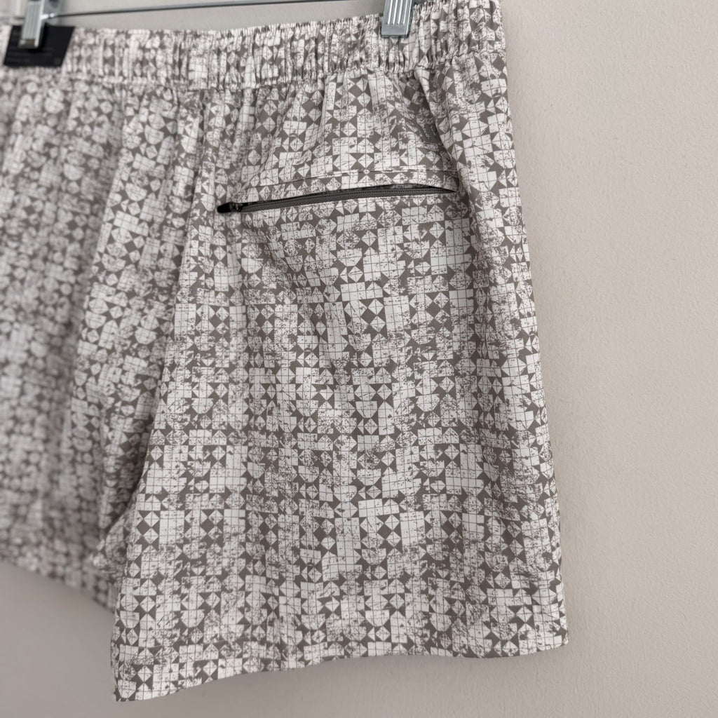 VRST Men's 5'' Resort Short, Slim Fit, White/Silver Stamped Geo Print, Small