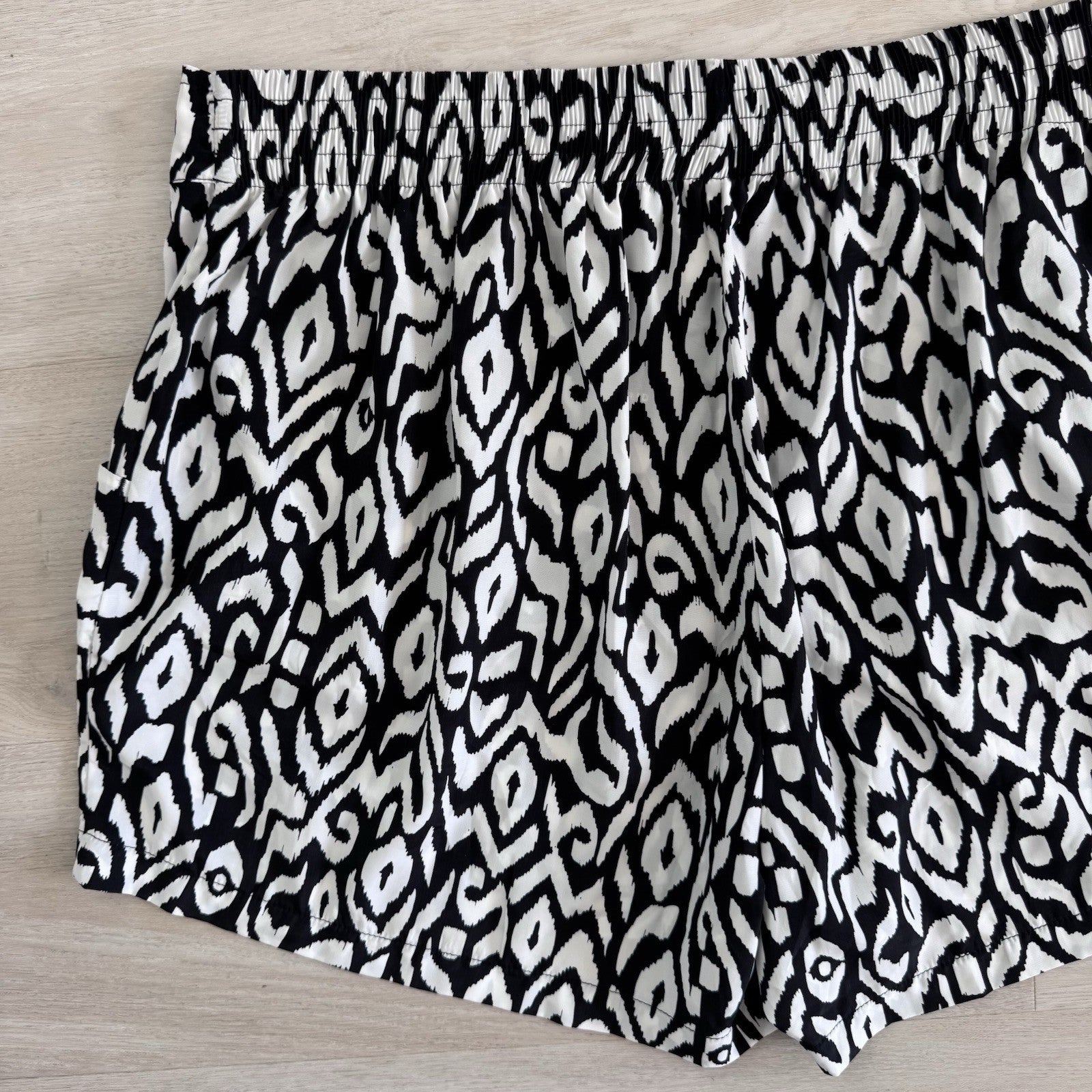 Torrid Black White Ikat Shorts Size 2 Plus Elastic Waist NWT