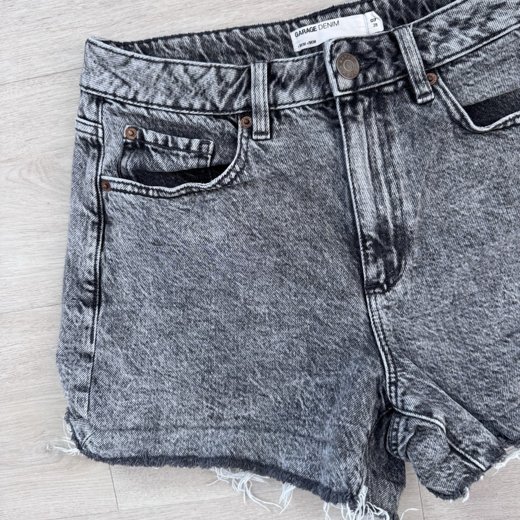 Garage Women’s Denim Y2K Mom Shorts 28 Black Acid Wash Frayed
