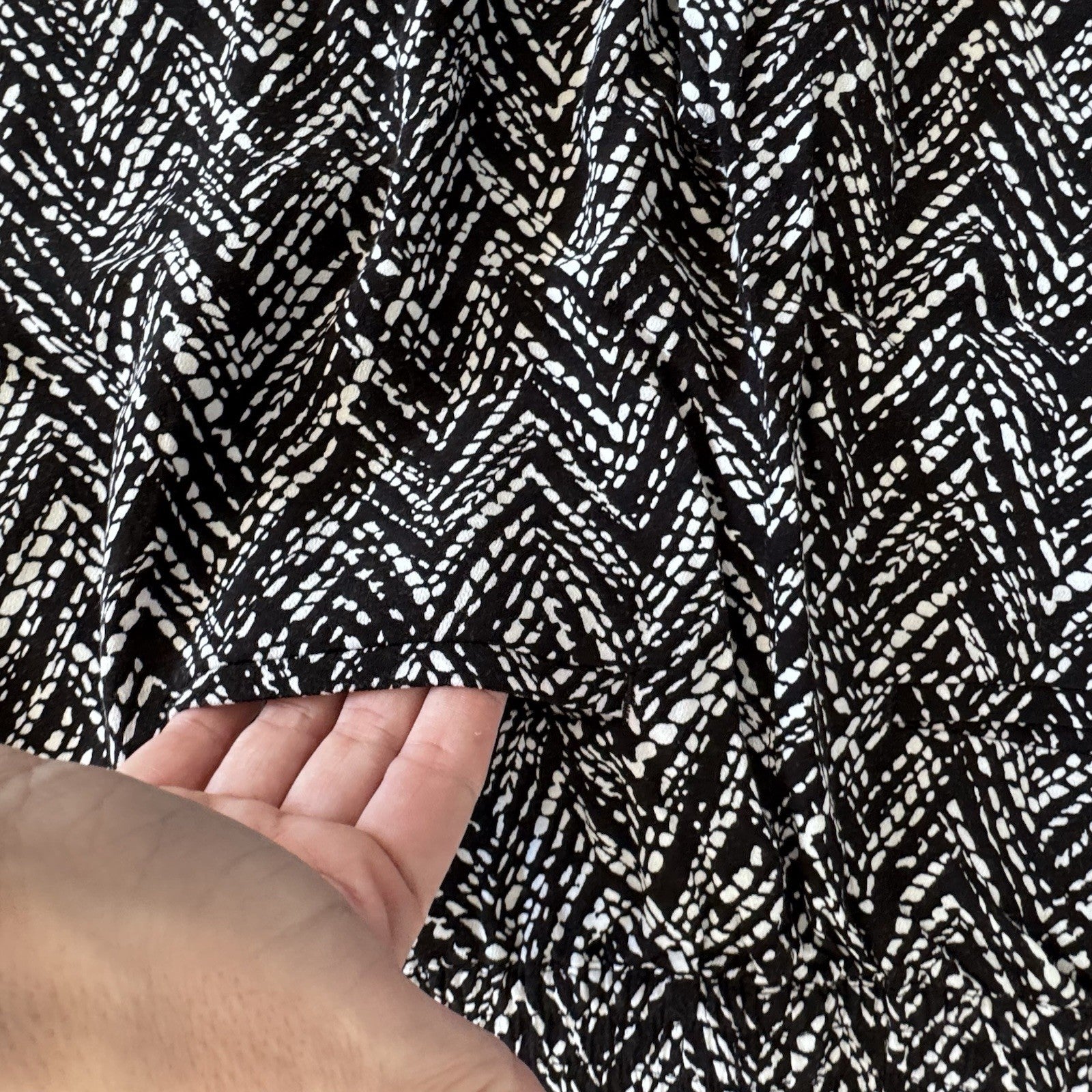 WHBM Taper Ankle Pants Size 8 Black White Chevron Print