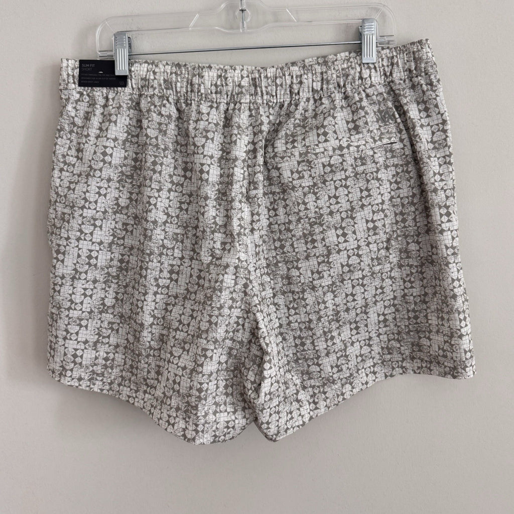 VRST Men's Large 5" Resort Short Print White Silver Stamped Geo NWT Slim Fit