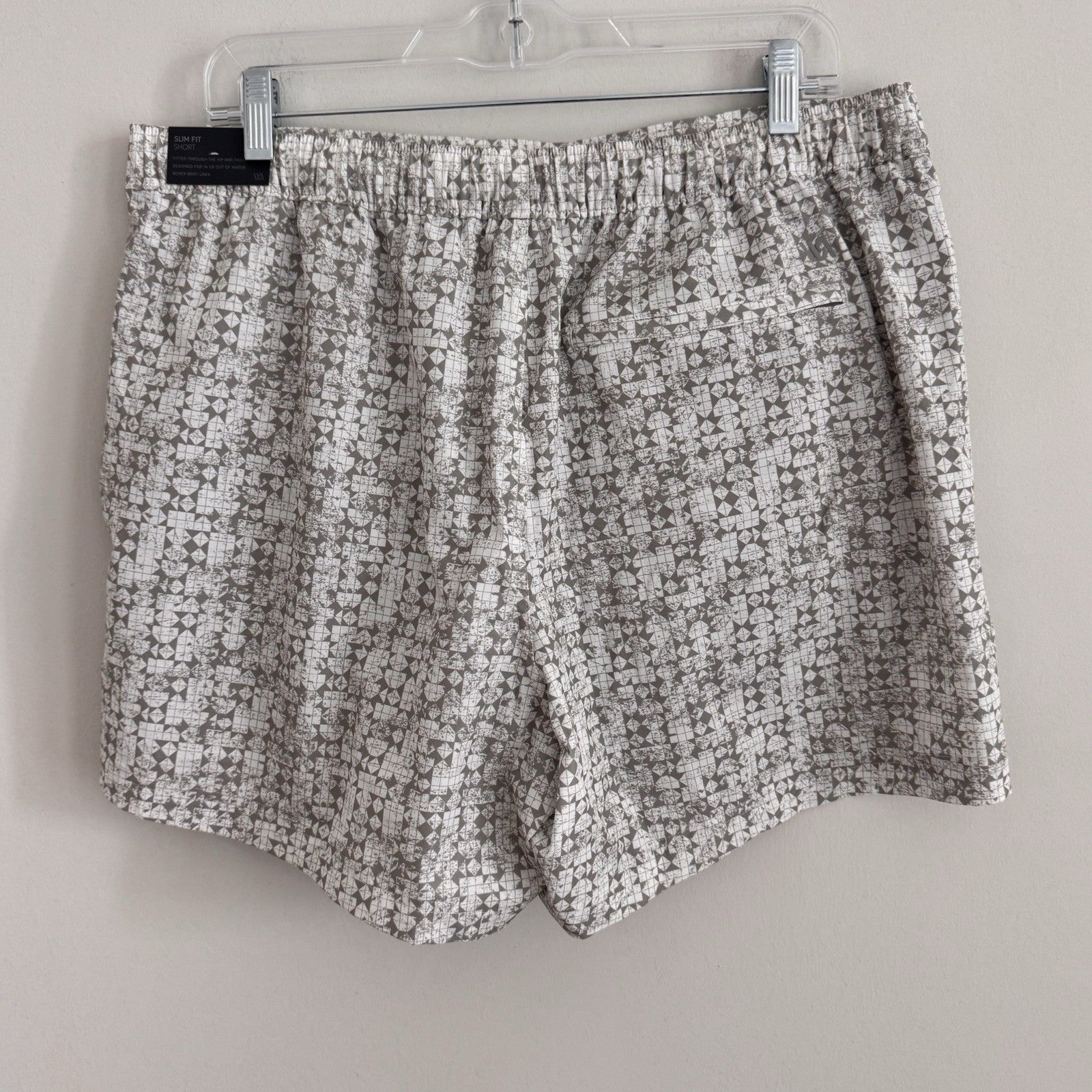 VRST Men's Large 5" Resort Short Print White Silver Stamped Geo NWT Slim Fit