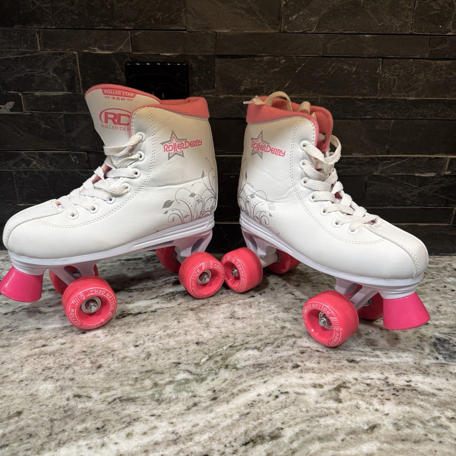 Roller Derby Roller Skates Girls Size 4 White/Pink/Silver Design Roller Star 350