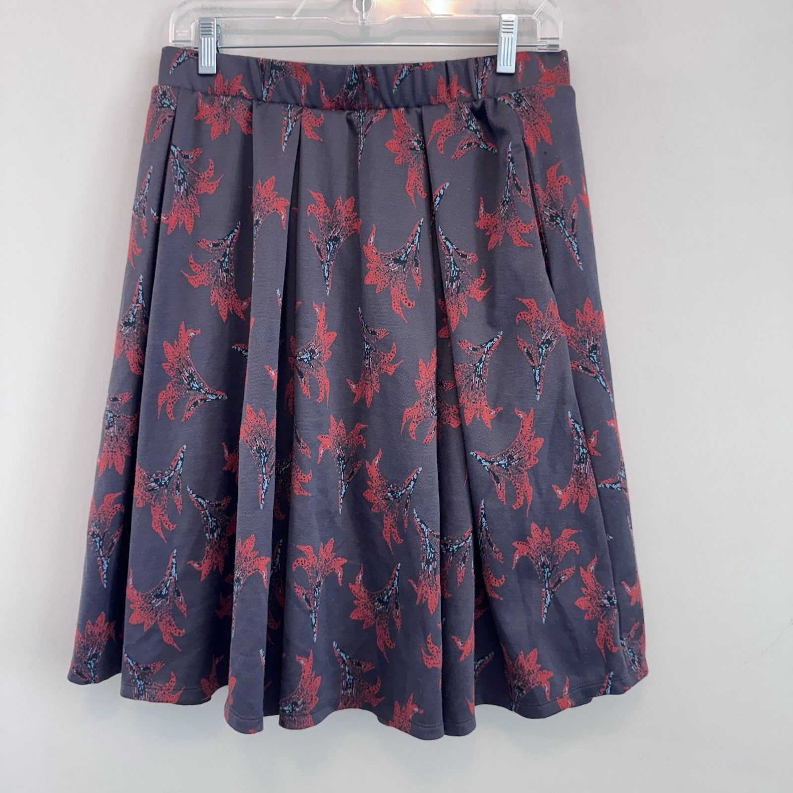 LuLaRoe Floral Cassie Skirt Medium Grey Red Lily Print Knee Length Pencil
