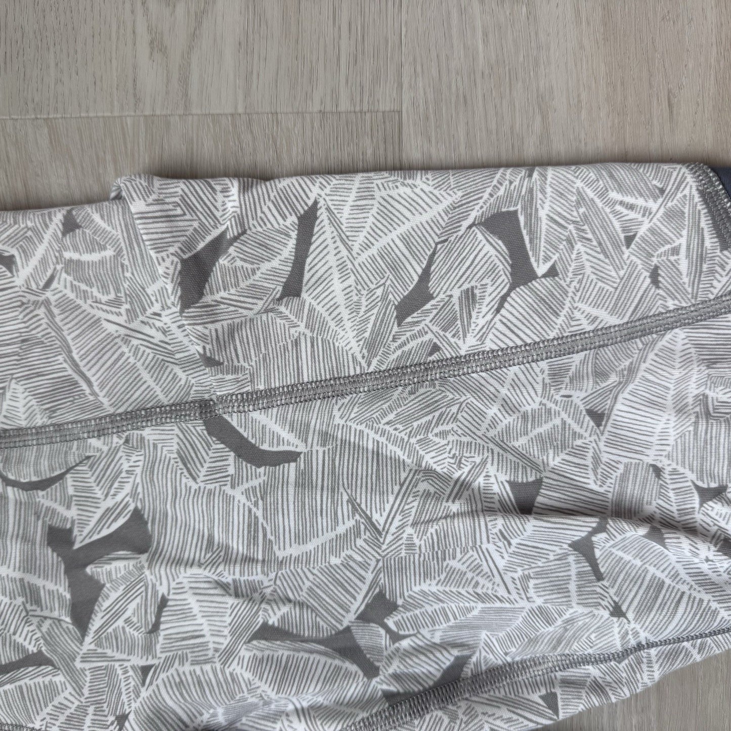 Athleta Gray White Leaf Print Leggings High Rise Womens Small Mesh Panel