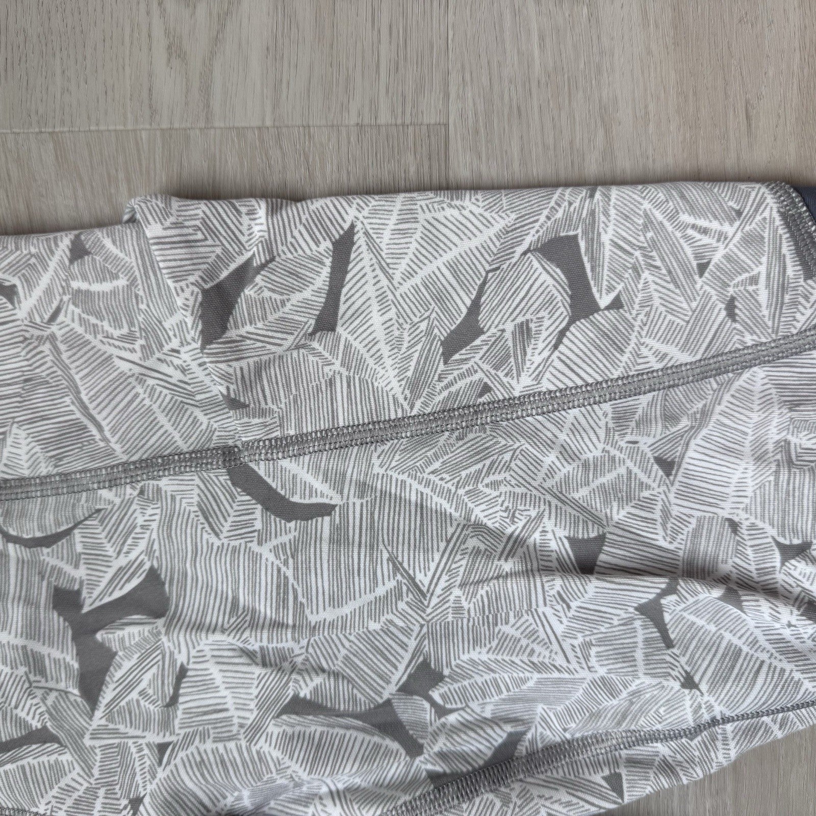 Athleta Gray White Leaf Print Leggings High Rise Womens Small Mesh Panel