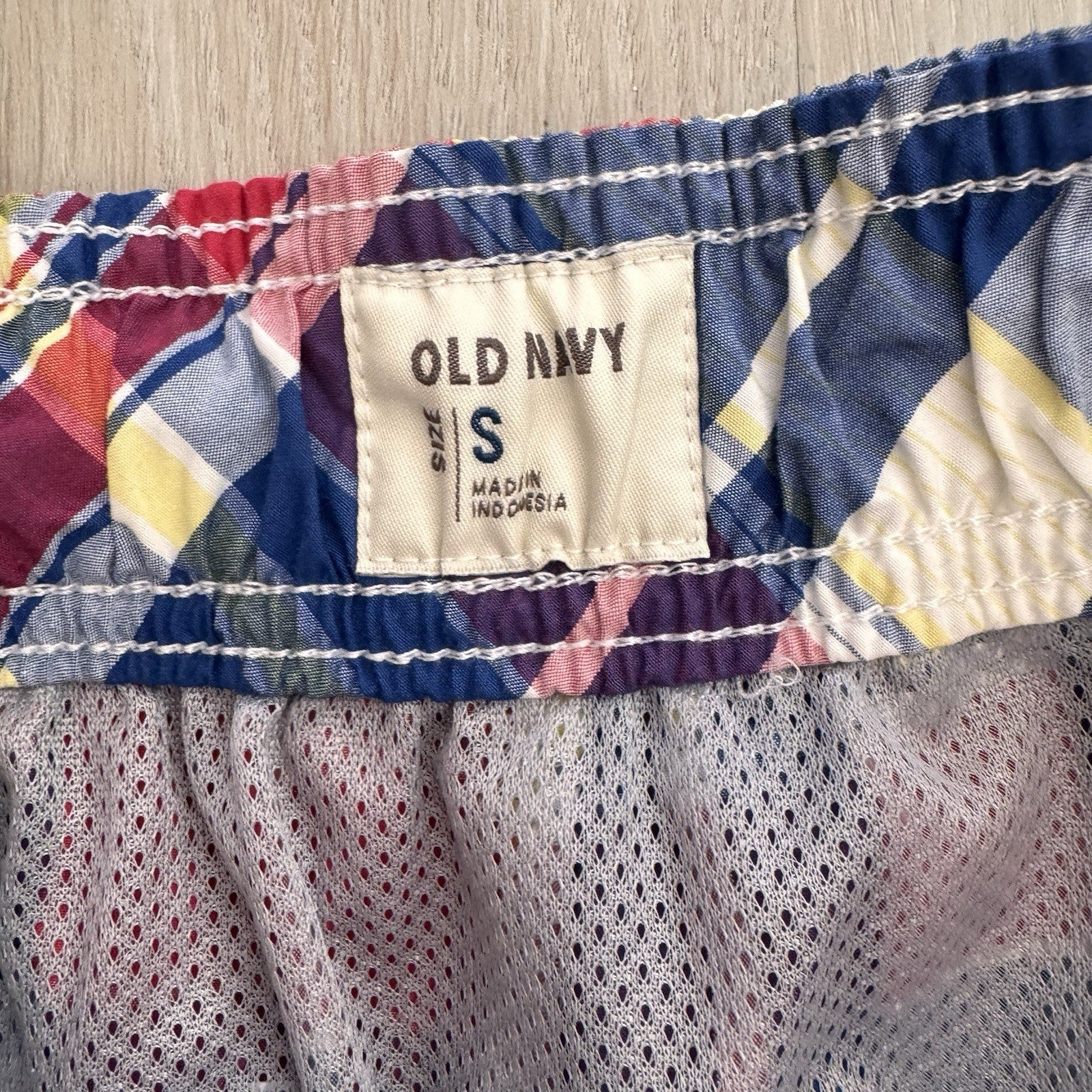 Old Navy Men’s Small Swim Trunks NWT Rainbow Plaid Madras Mesh Lined 2011