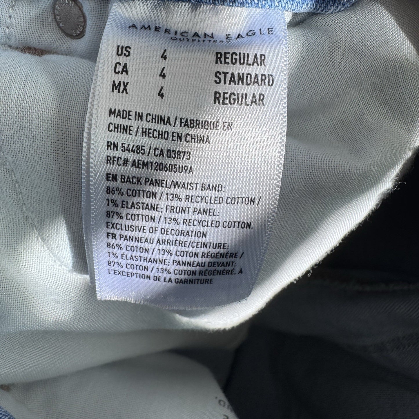 AE Curvy Mom Jeans Women’s 4R Light Wash Distressed Ripped Knee Frayed Hem