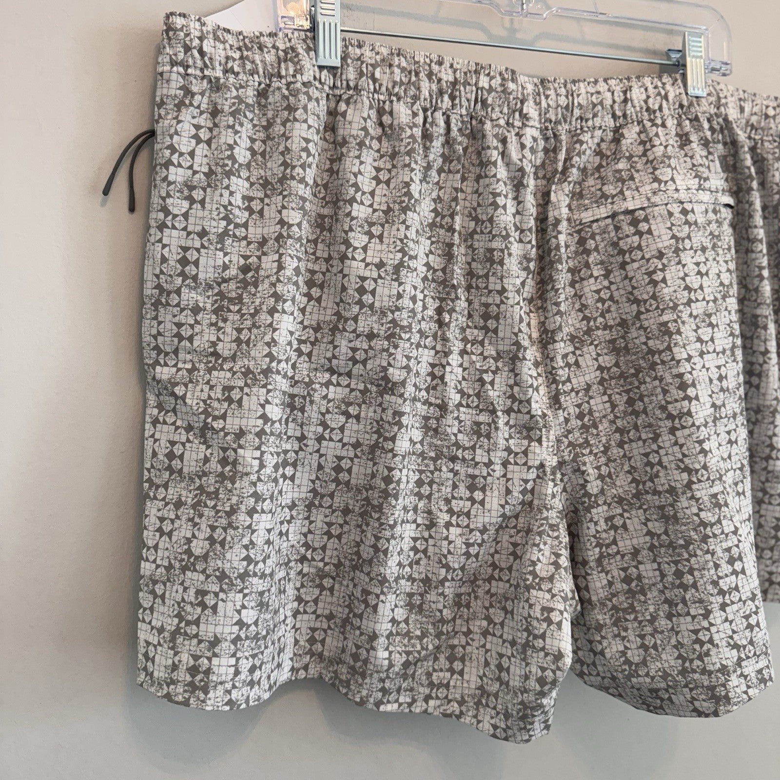 VRST Men's 5" Resort Short XXL White Silver Stamped Geo Slim Fit Liner NWT