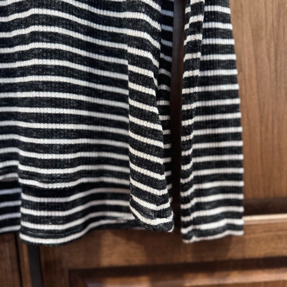 Black and white striped scoop neck collar longsleeve top blouse M Calvin Klein