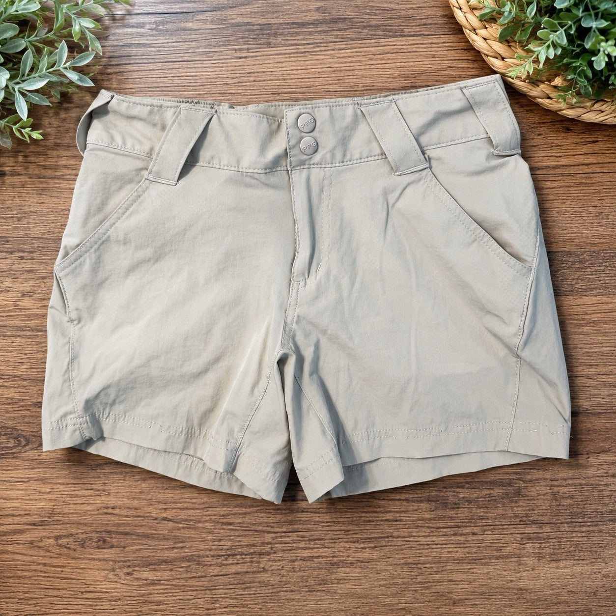 Columbia PFG Women’s Khaki Fishing Shorts Size 2 Omni-Shade UPF 50 Vented