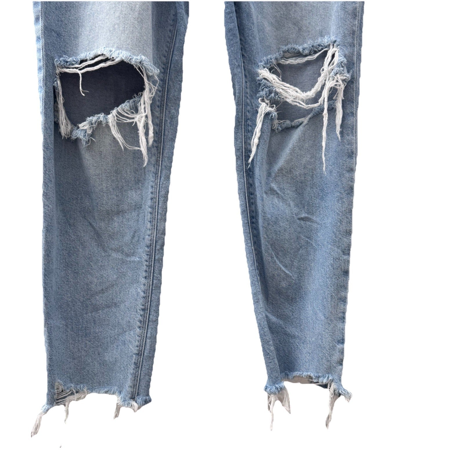 AE Curvy Mom Jeans Women’s 4R Light Wash Distressed Ripped Knee Frayed Hem