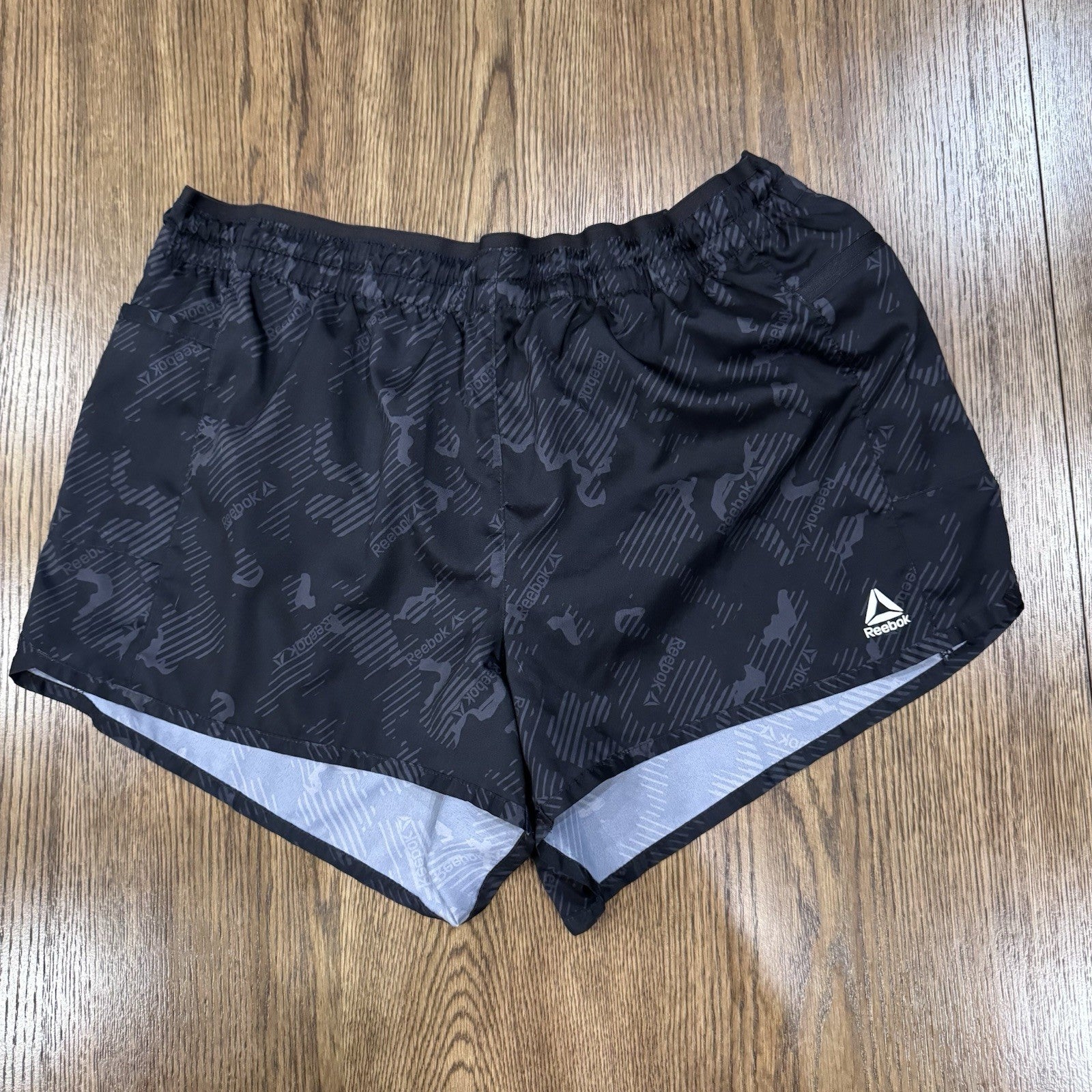 Reebok Women’s Running Shorts XL Black Reflective Logo Zip Pocket Liner