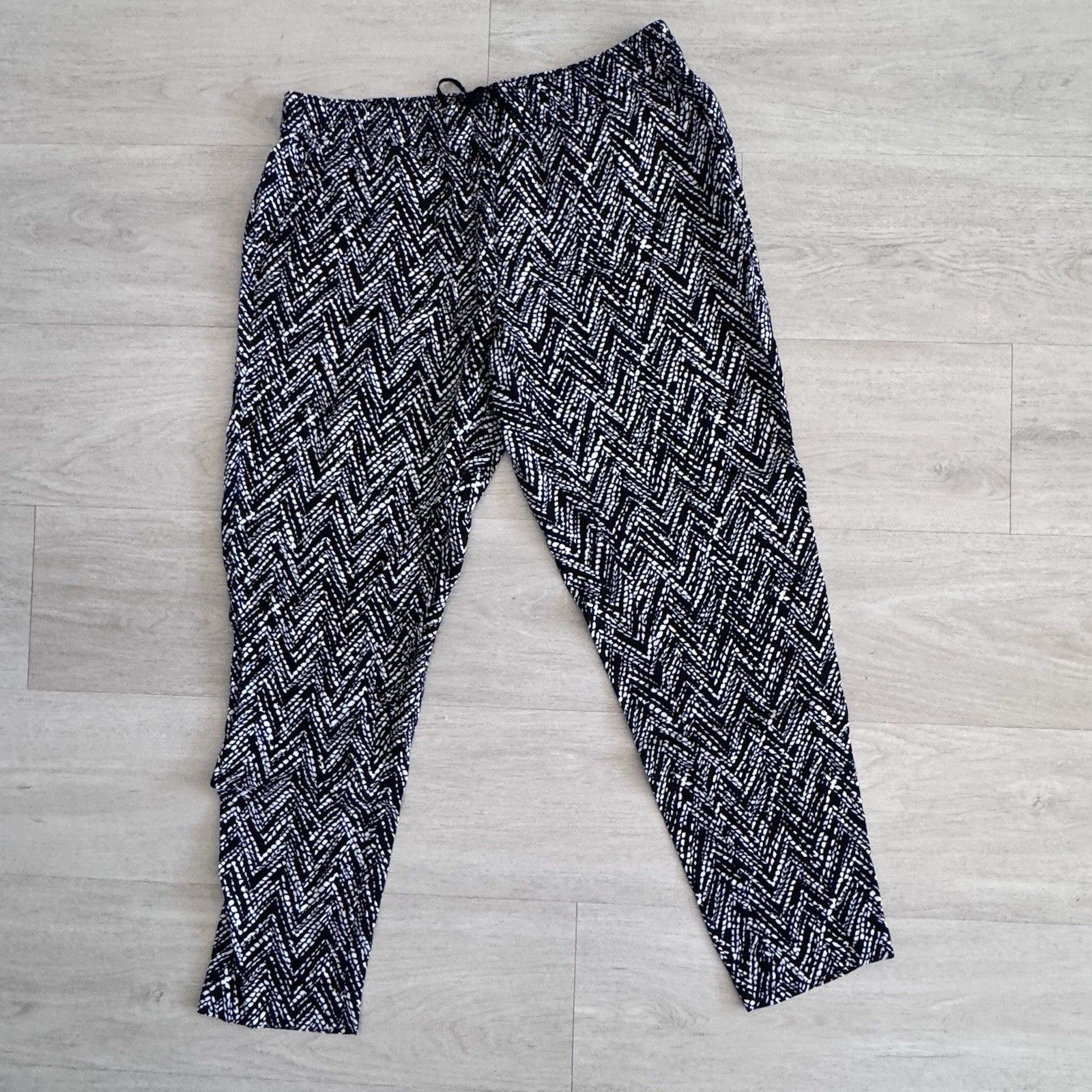 WHBM Taper Ankle Pants Size 8 Black White Chevron Print