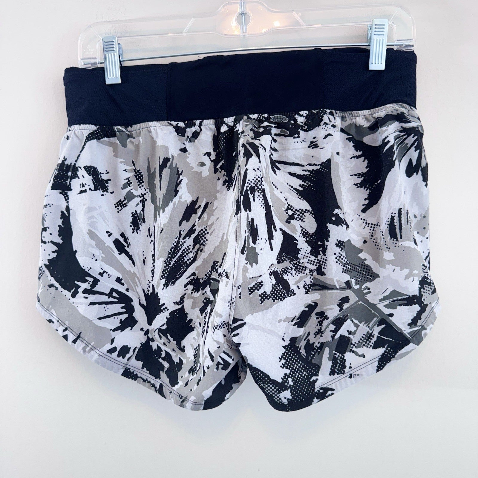 Under Armour Women’s Medium Speedpocket Athletic Running Shorts MD