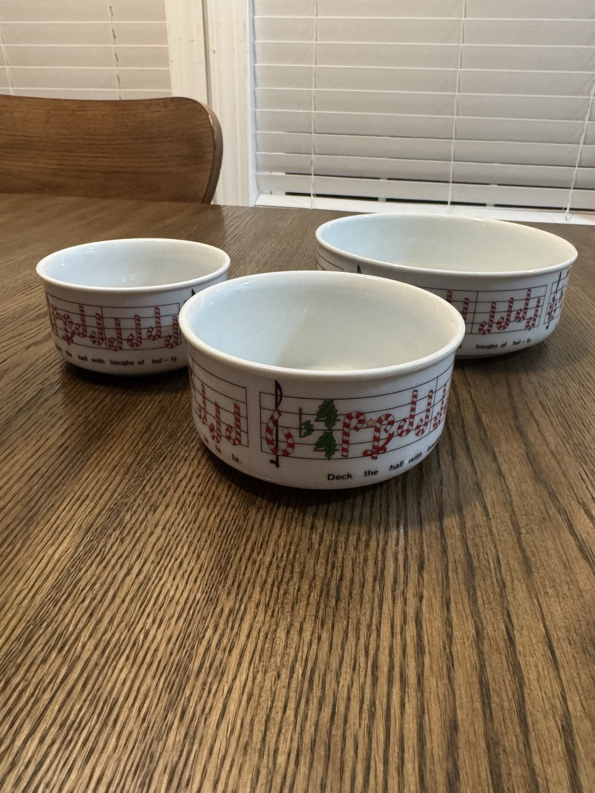 DECK THE HALL RON GORDON DESIGNS CANDY CANE MUSIC NOTES Set Of 3 Bowls Japan