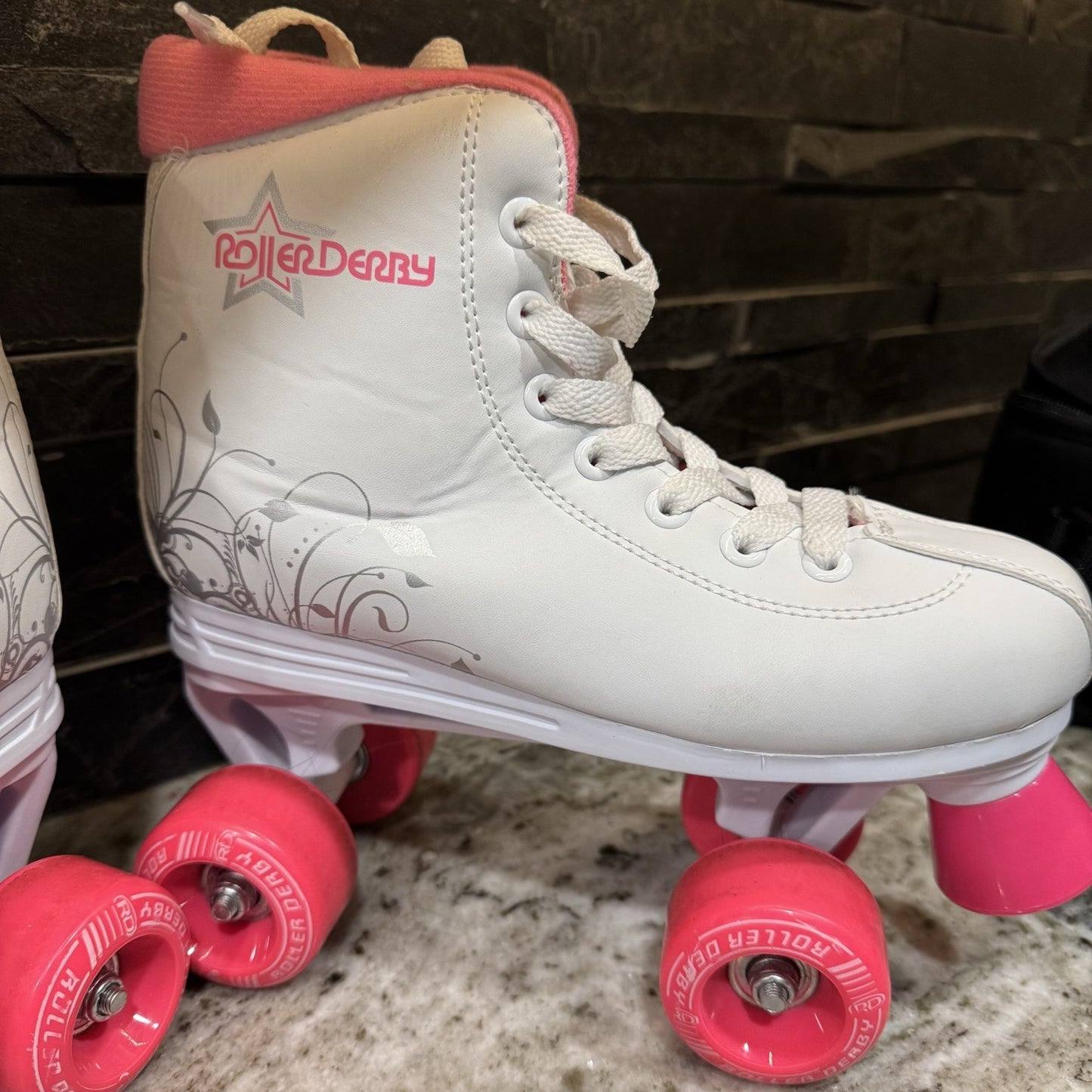 Roller Derby Roller Skates Girls Size 4 White/Pink/Silver Design Roller Star 350