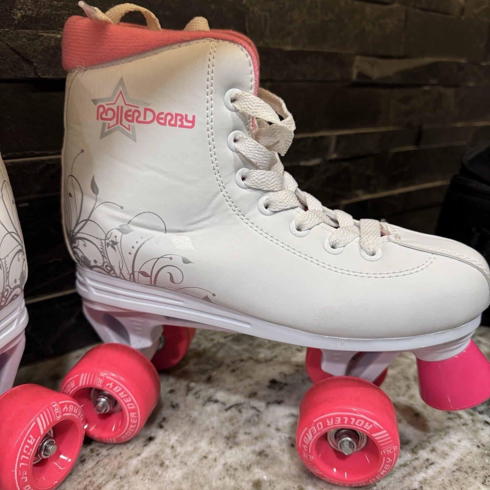 Roller Derby Roller Skates Girls Size 4 White/Pink/Silver Design Roller Star 350