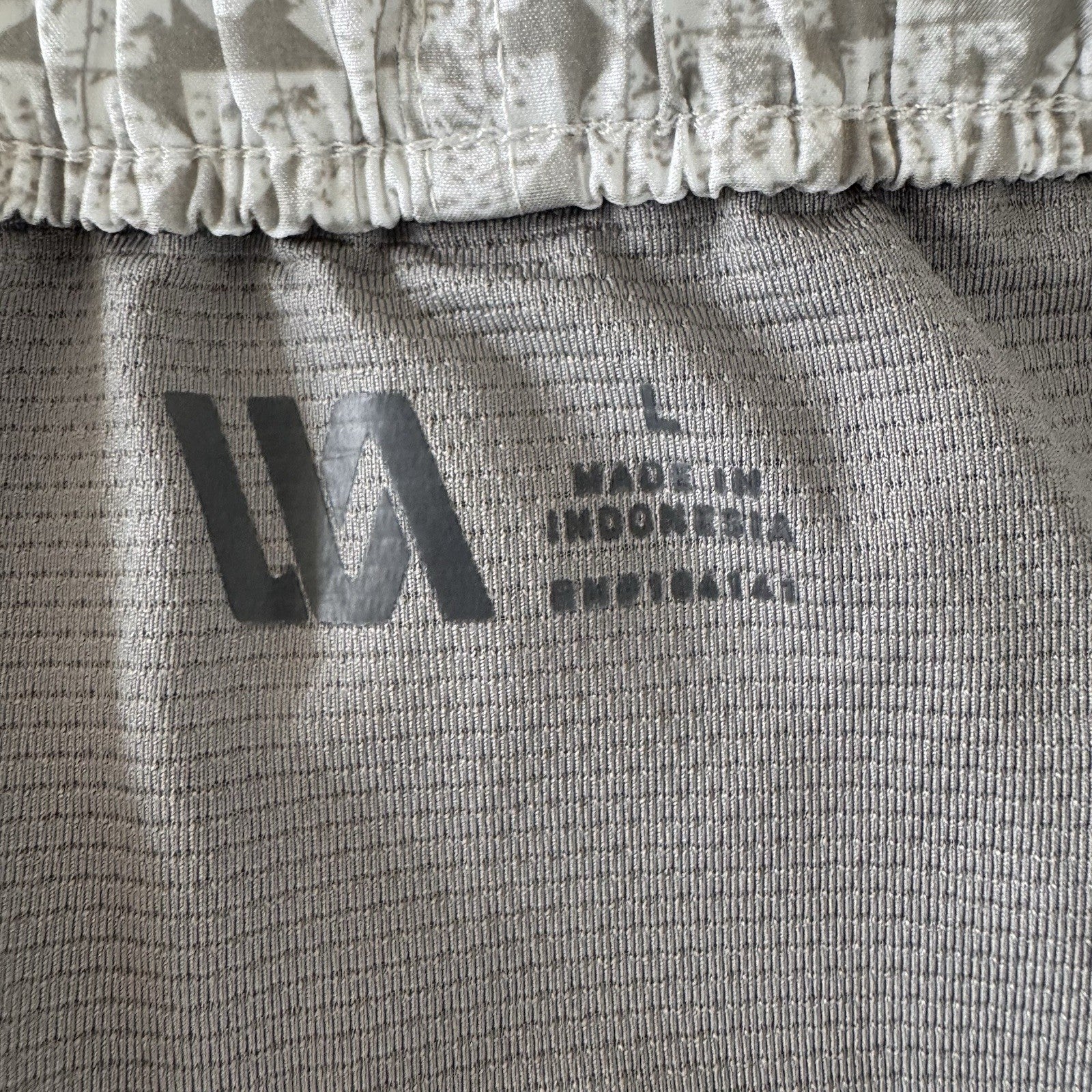VRST Men's Large 5" Resort Short Print White Silver Stamped Geo NWT Slim Fit