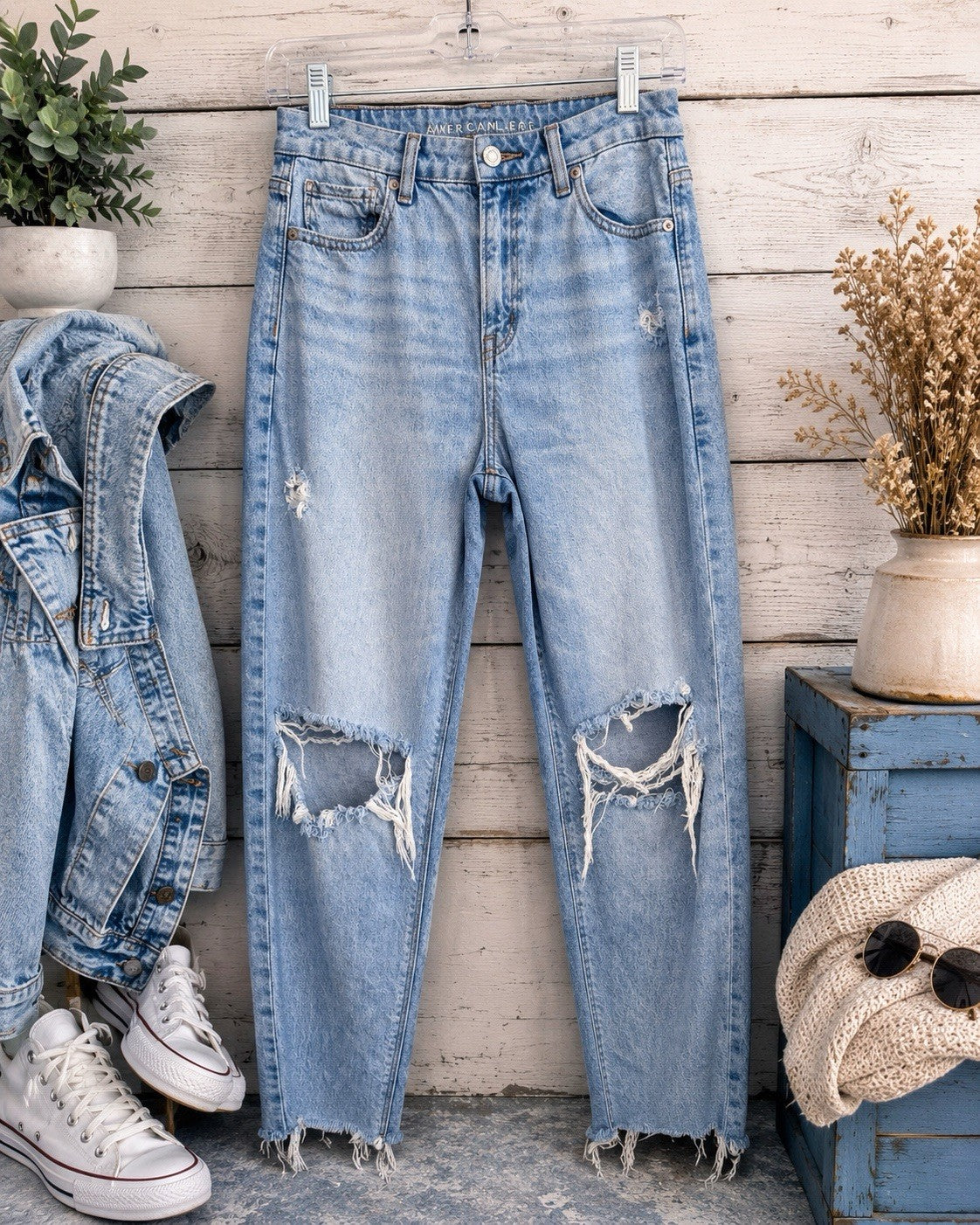 American Eagle Curvy Mom Jean Women’s 4 Distressed Raw Hem Light Wash