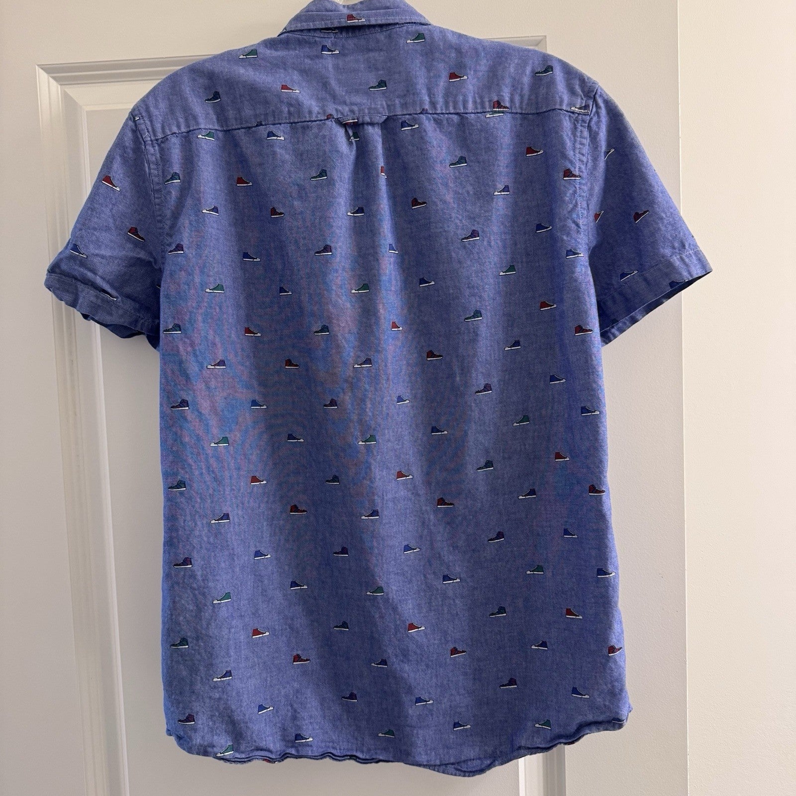AMERICAN EAGLE MEN'S MEDIUM BLUE SNEAKER ALL OVER PRINT BUTTON UP SHIRT EUC