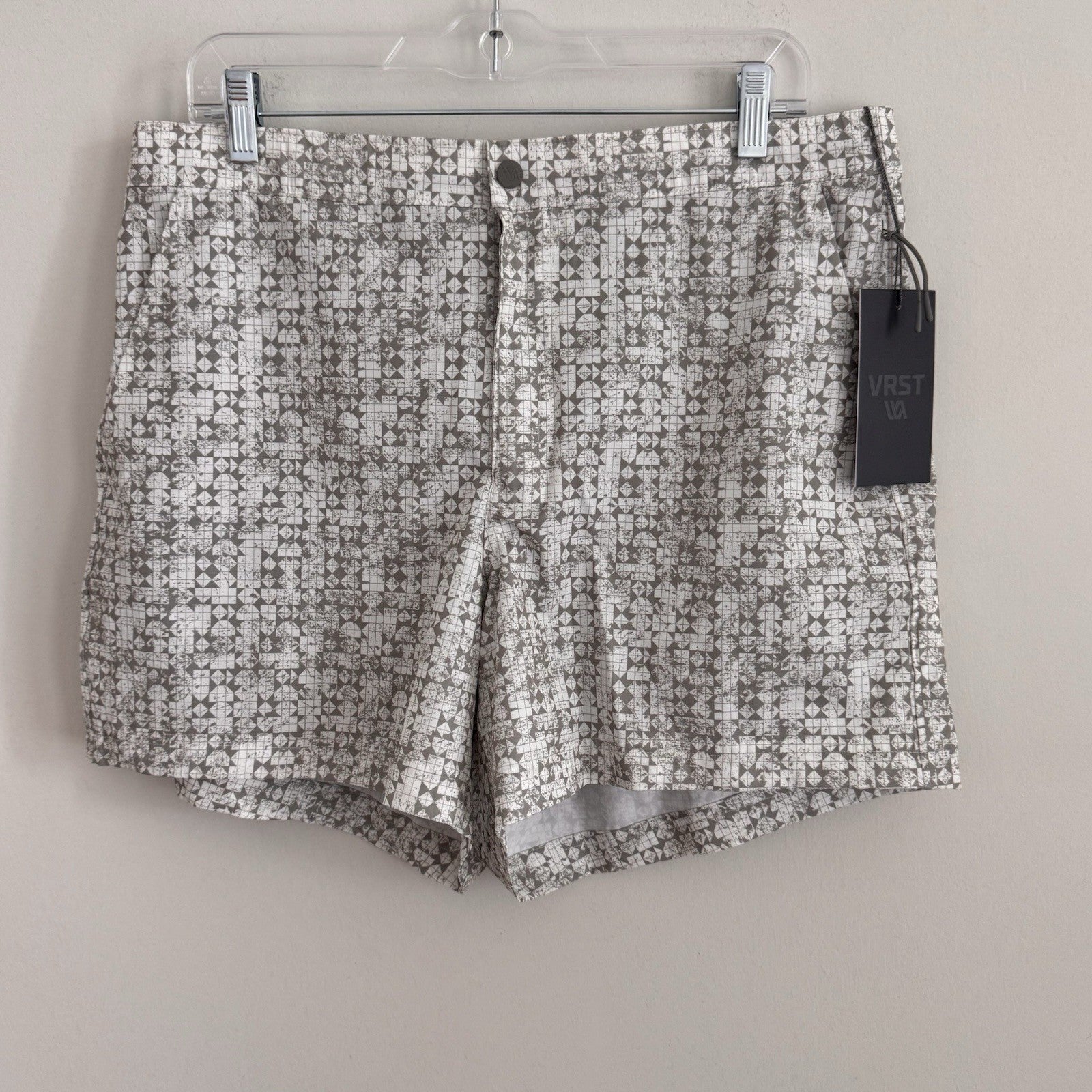 VRST Men's Large 5" Resort Short Print White Silver Stamped Geo NWT Slim Fit