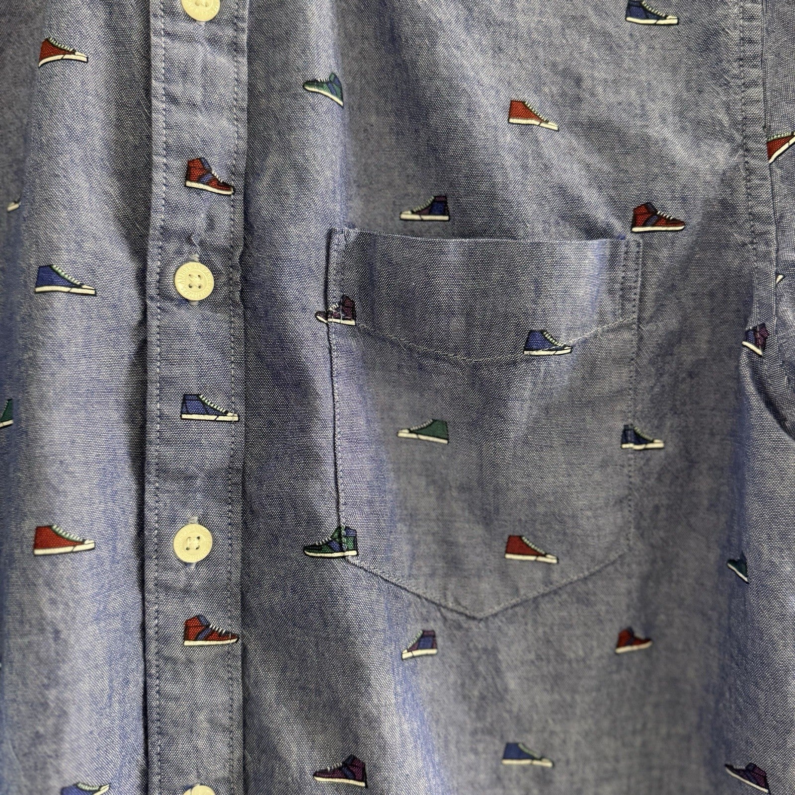AMERICAN EAGLE MEN'S MEDIUM BLUE SNEAKER ALL OVER PRINT BUTTON UP SHIRT EUC