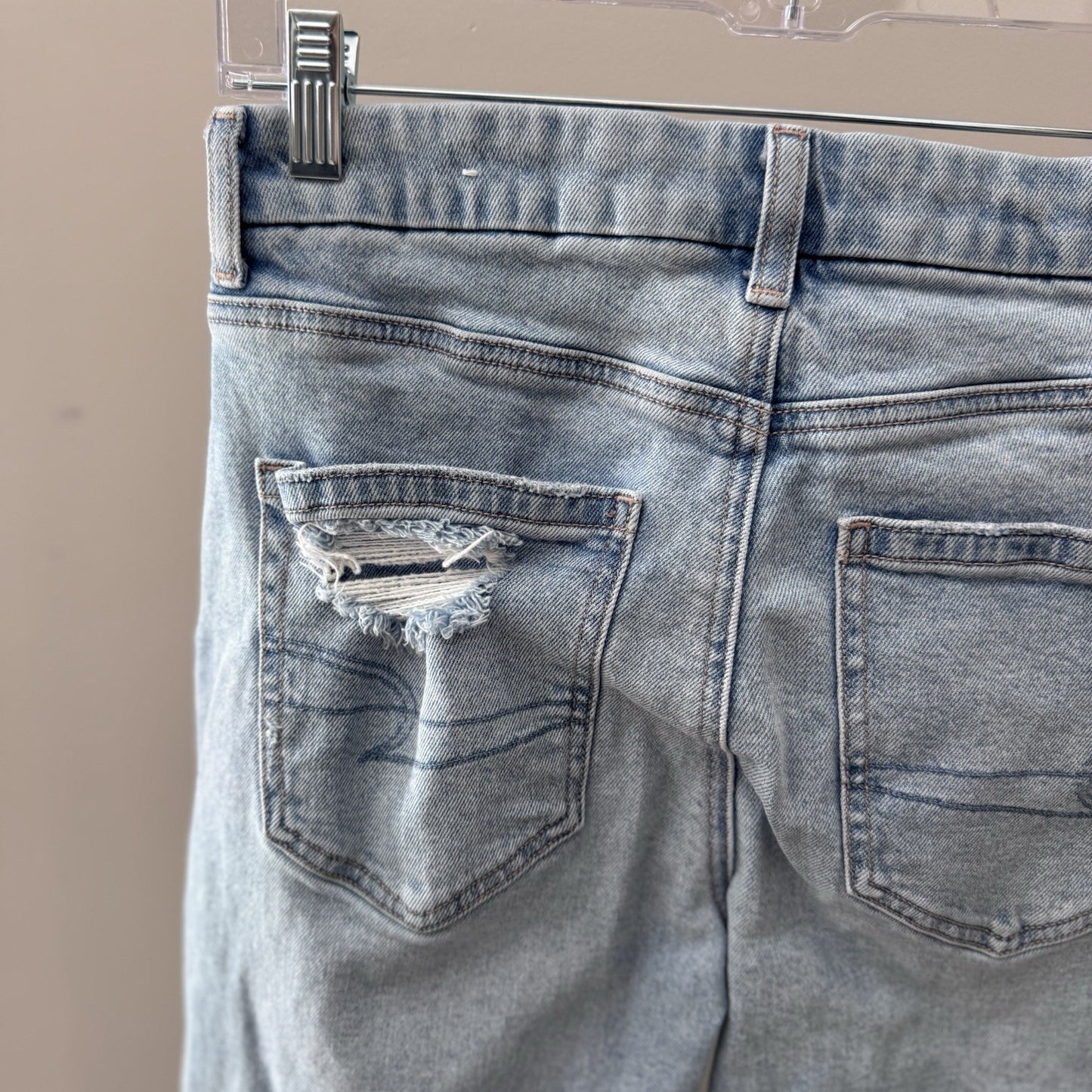 AE Curvy Mom Jeans Women’s 4R Light Wash Distressed Ripped Knee Frayed Hem