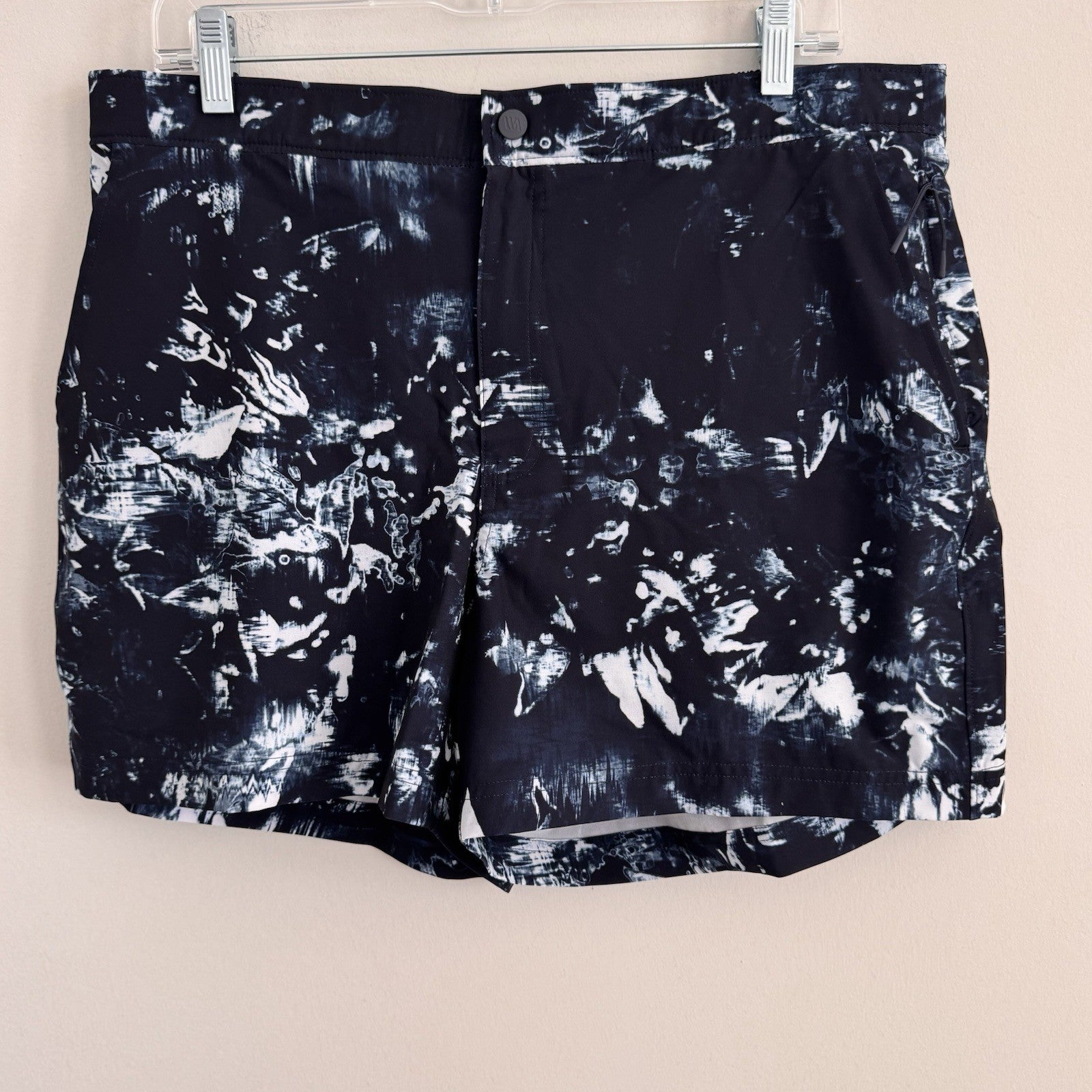 VRST Men's 5" Resort Short Indigo Craft Print Large NWT Slim Fit Lined Hybrid