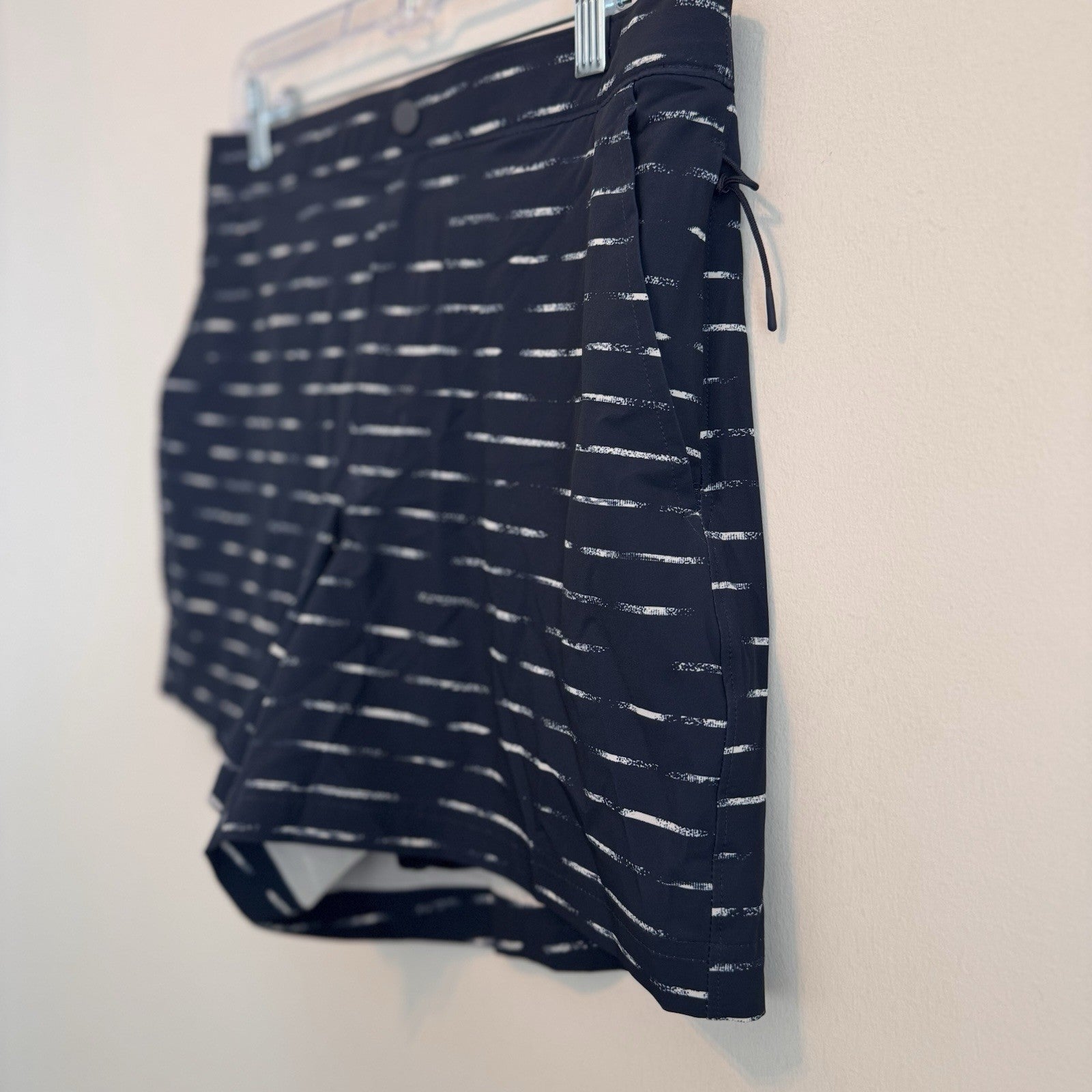 VRST Men’s 5” Resort Short Navy Sand Washed Stripe Medium NWT Quick Dry UPF 50+