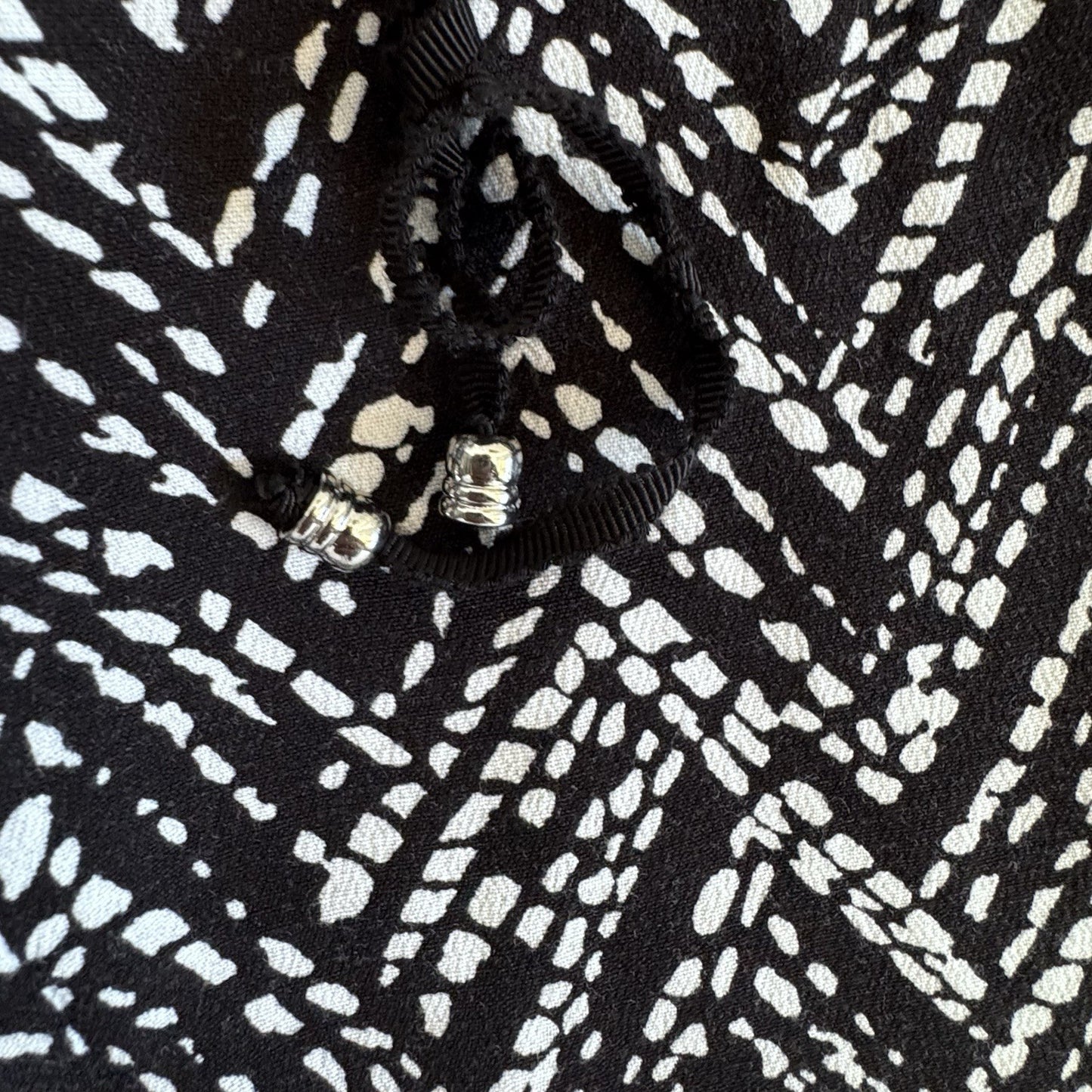 WHBM Taper Ankle Pants Size 8 Black White Chevron Print