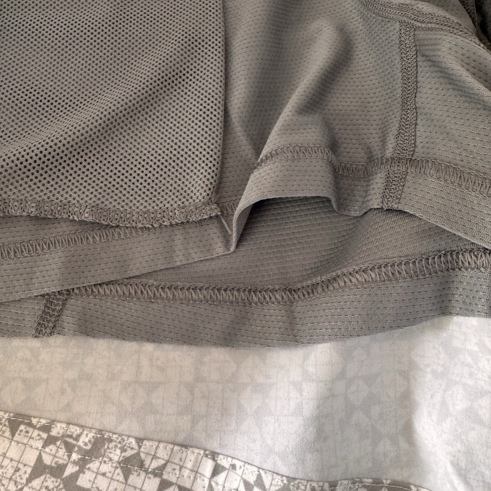 VRST Men's 5" Resort Short XXL White Silver Stamped Geo Slim Fit Liner NWT
