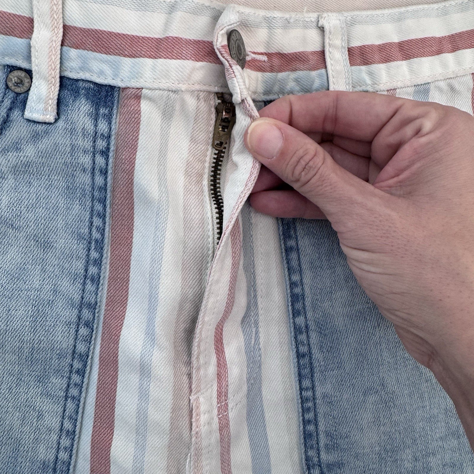 American Eagle Mom Shorts Women’s 4 Y2K Stripe Denim Frayed Raw Hem