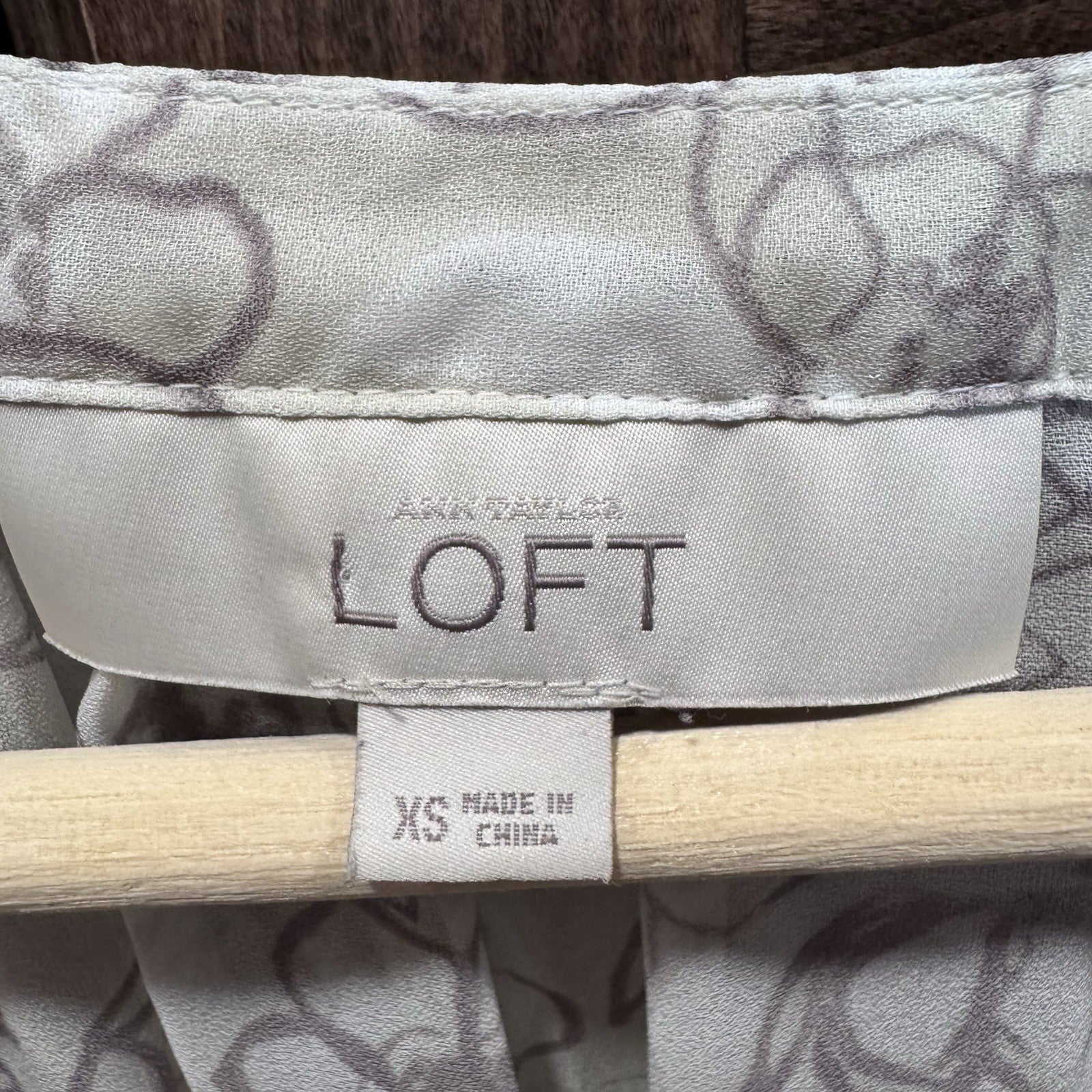 LOFT Women’s Blouse XS Ivory Gray Floral Peplum Hem 3/4 Sleeve Top Ann Taylor