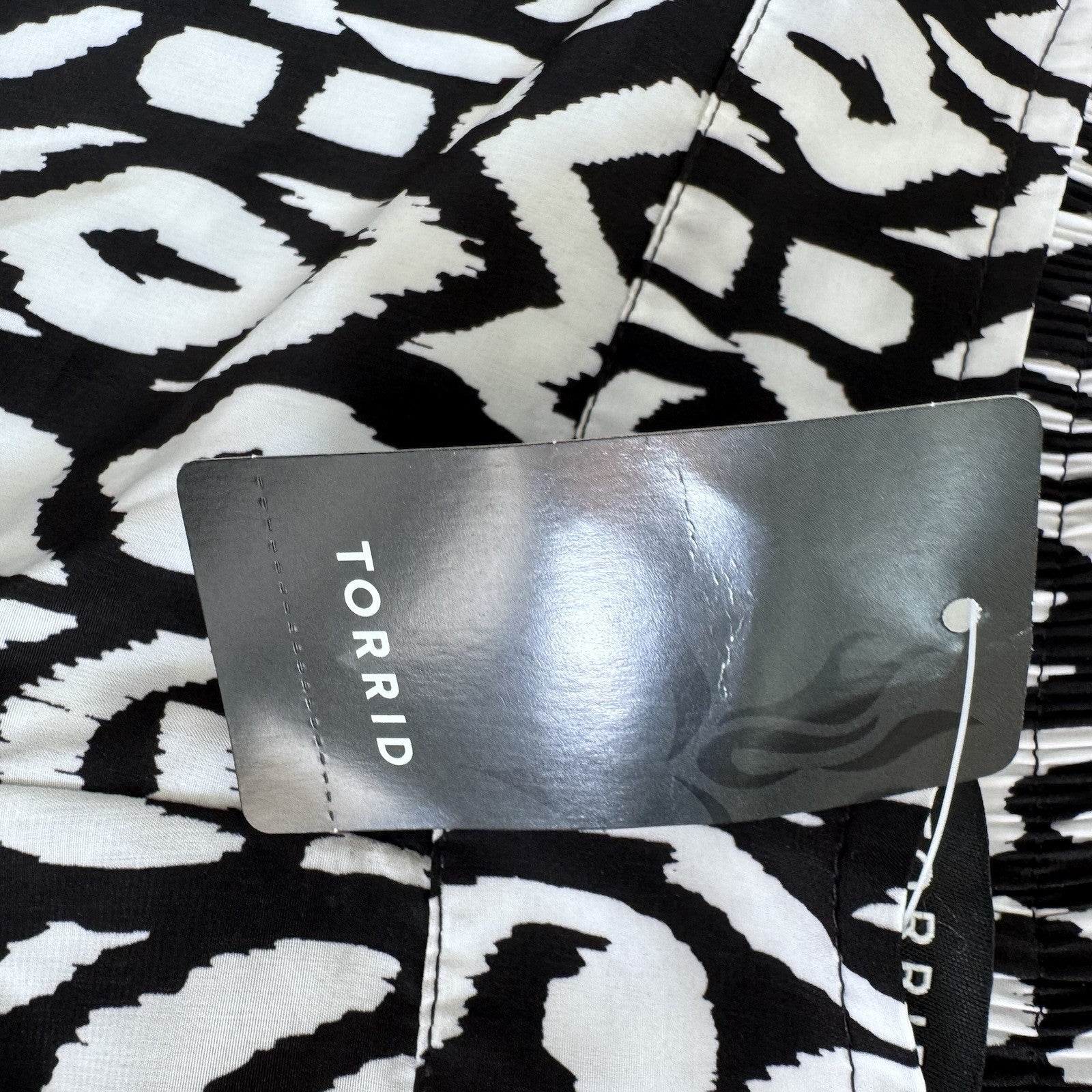 Torrid Black White Ikat Shorts Size 2 Plus Elastic Waist NWT