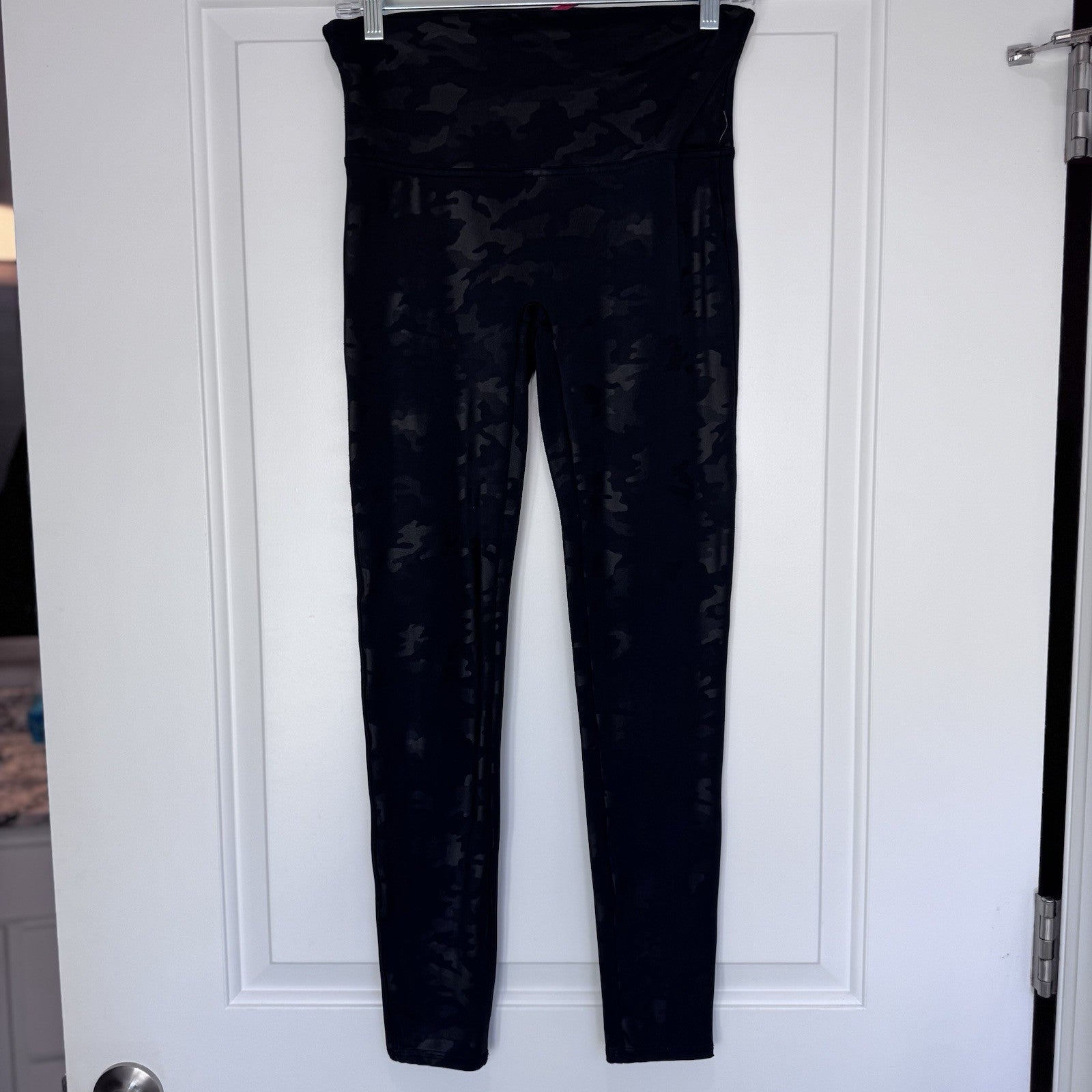 SPANX Black Camo High-Waisted Leggings – Women’s Large – Compression Activewear