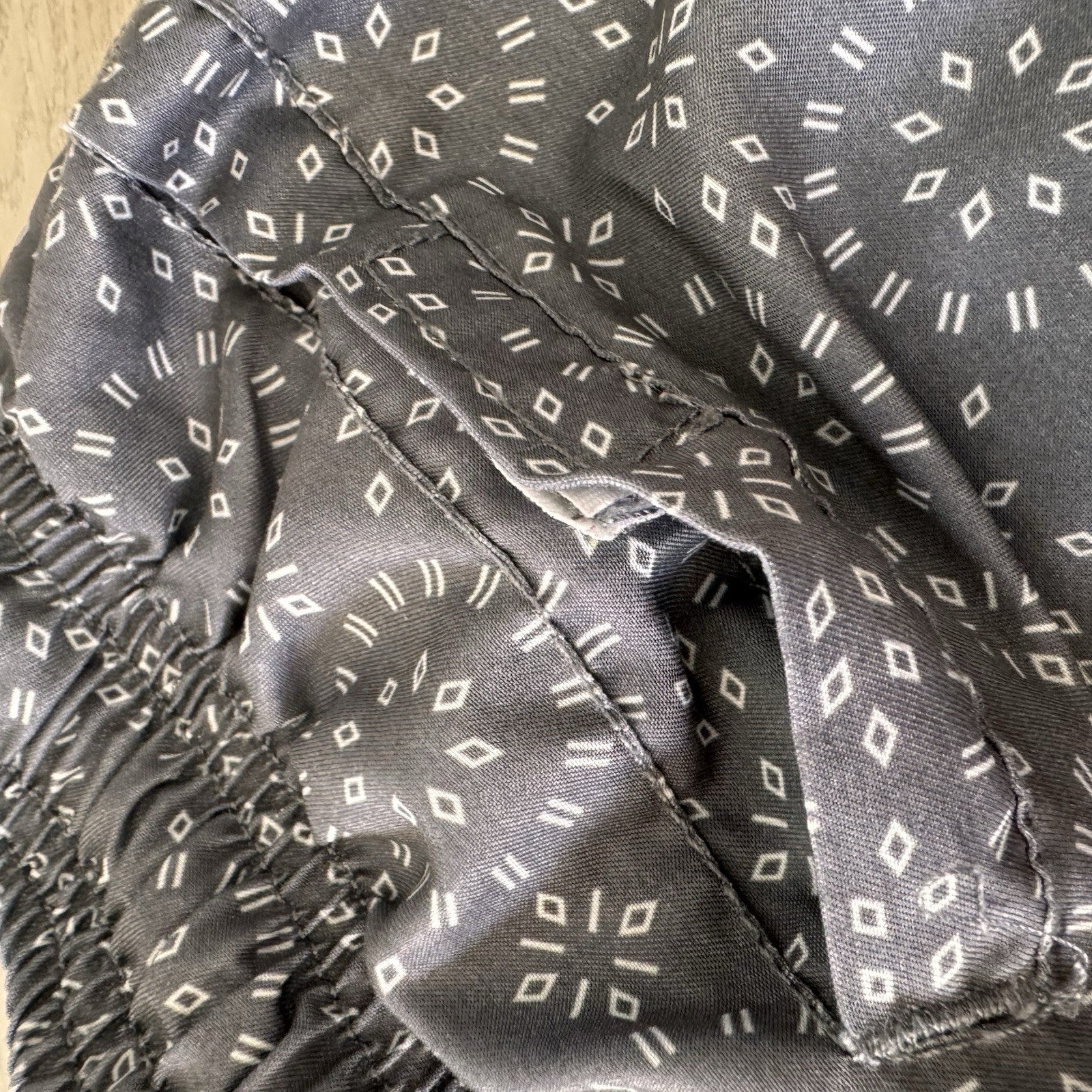 Spicy Tuna Men’s Large Gray Geometric Mandala Print Lined Swim Trunks L