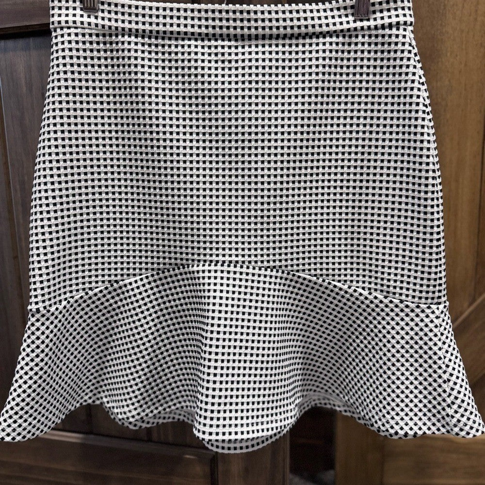 Banana Republic Flounce Hem Skirt | Gingham Texture | Size 10 Tall