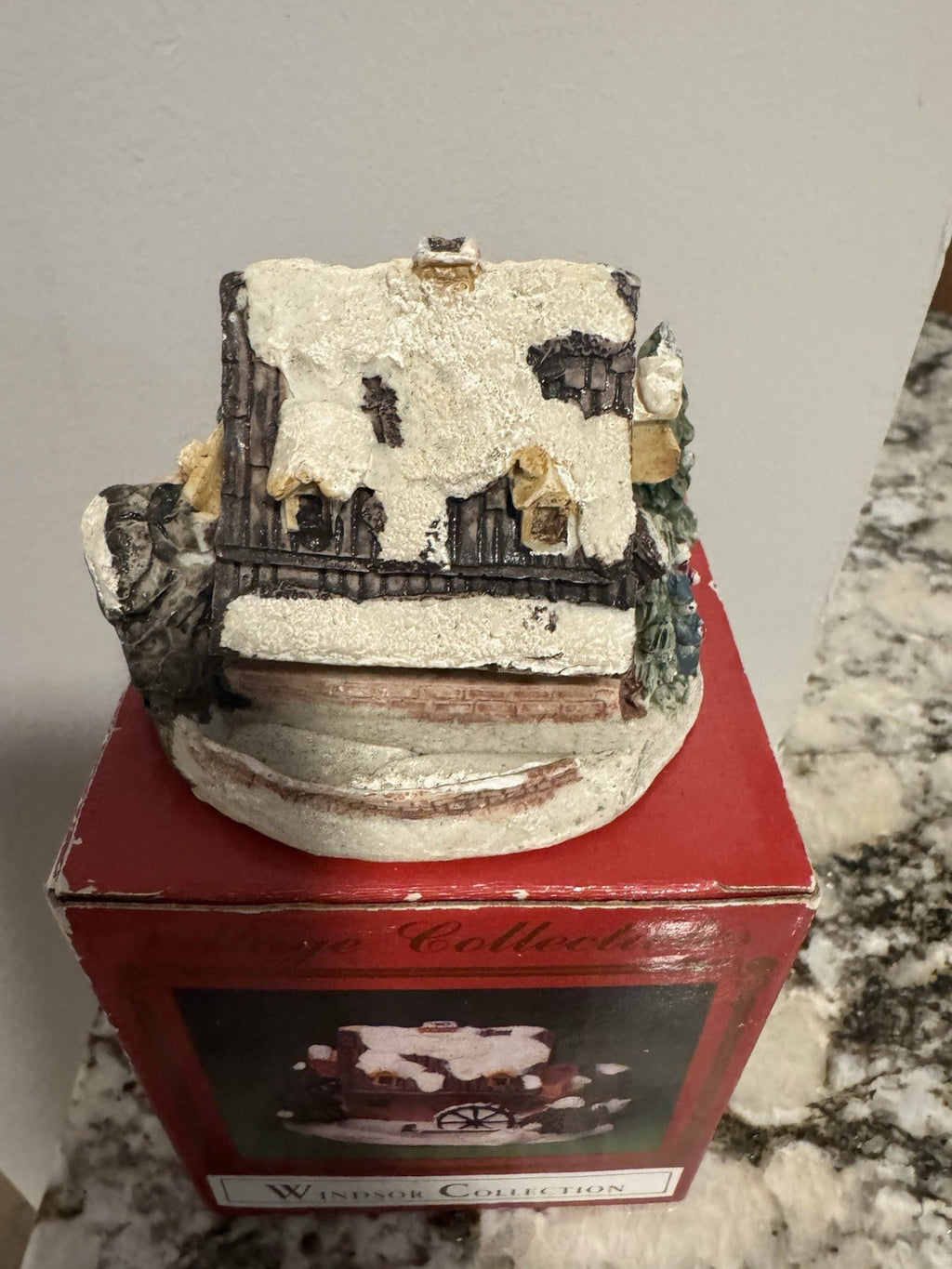 World Bazaars Inc Windsor Collection Resin Miniature Christmas House