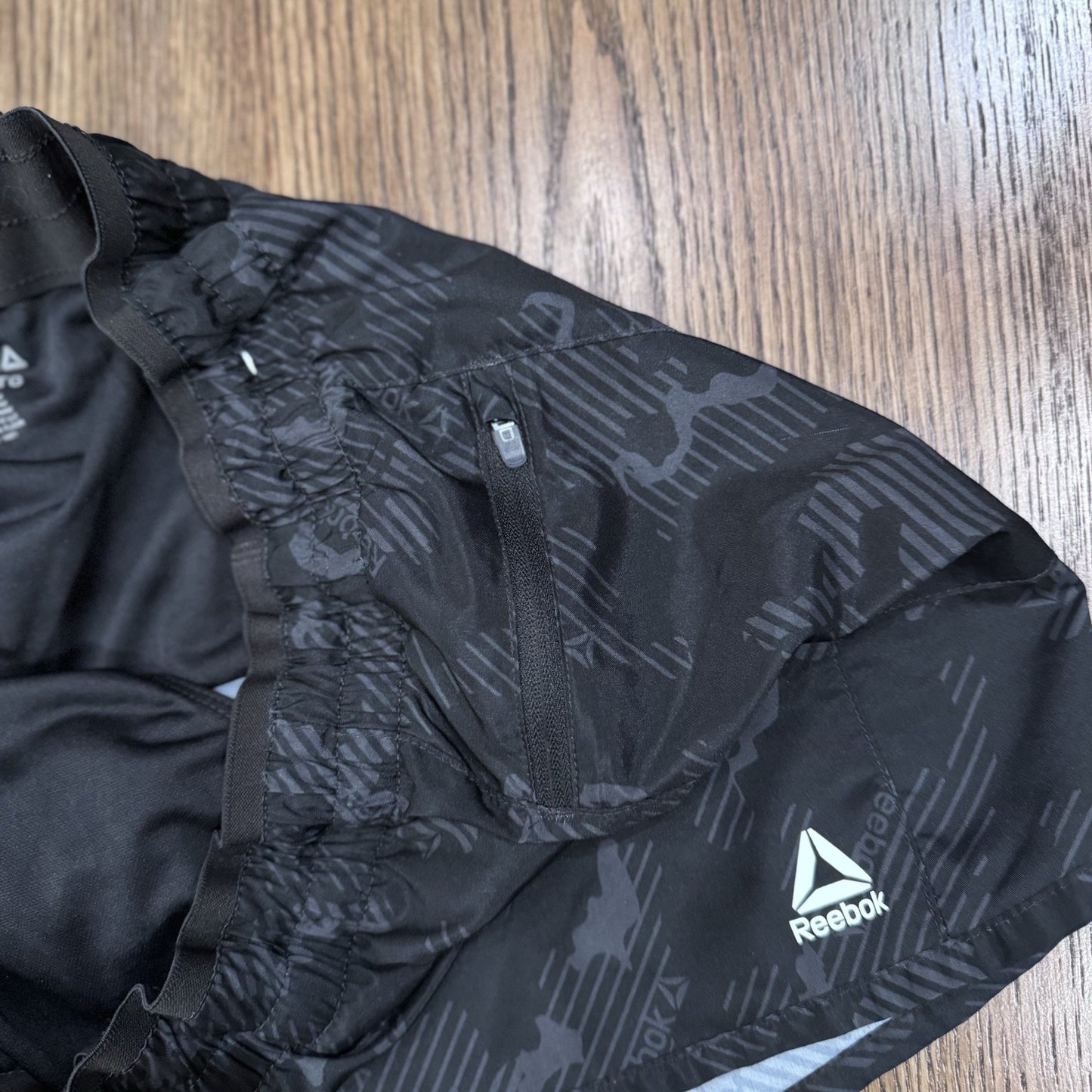 Reebok Women’s Running Shorts XL Black Reflective Logo Zip Pocket Liner