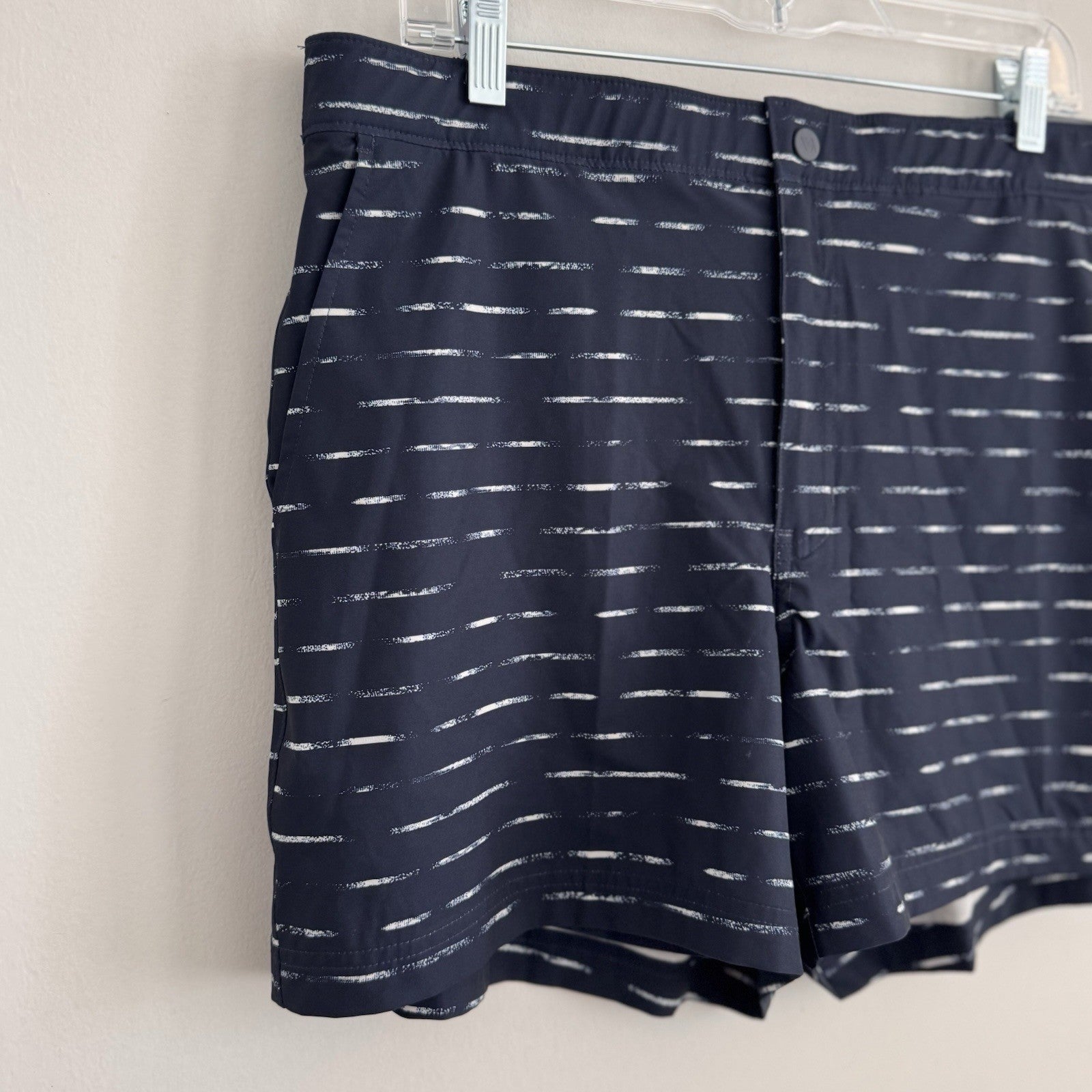 Men's VRST Navy 5" Resort Short Slim Fit Navy/Sand Stripe Size Large Active